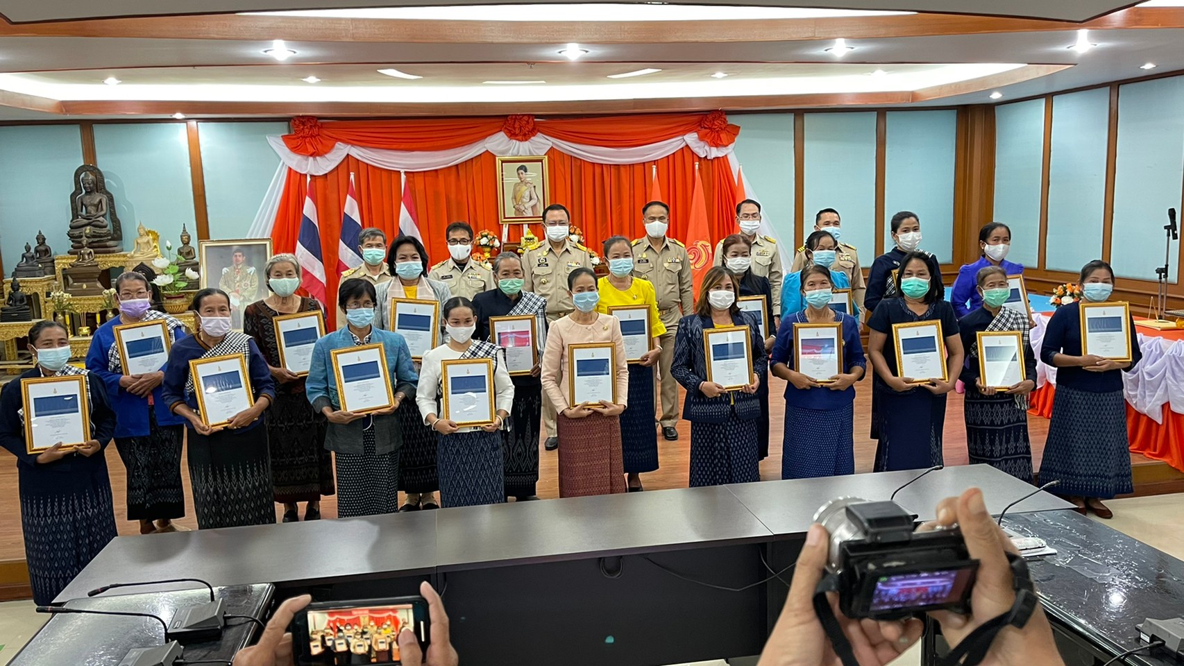 พช.ยโสธร จัดพิธีลงนามถวายพระพรชัยมงคล สมเด็จพระเจ้าลูกเธอ เจ้าฟ้าสิริวัณณวรี นารีรัตนราชกัญญา และมอบลายผ้า  “ผ้ามัดหมี่ลายขอเจ้าฟ้าสิริวัณณวรีฯ” แก่กลุ่มทอผ้าในจังหวัดยโสธร”