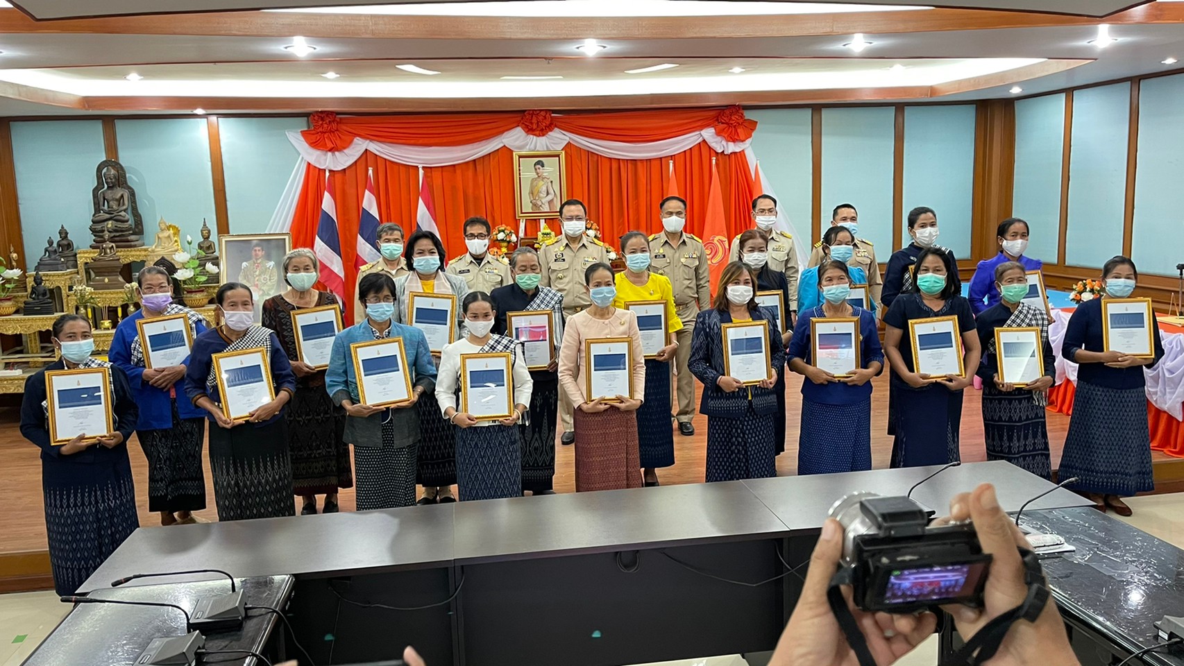 พช.ยโสธร จัดพิธีลงนามถวายพระพรชัยมงคล สมเด็จพระเจ้าลูกเธอ เจ้าฟ้าสิริวัณณวรี นารีรัตนราชกัญญา และมอบลายผ้า  “ผ้ามัดหมี่ลายขอเจ้าฟ้าสิริวัณณวรีฯ” แก่กลุ่มทอผ้าในจังหวัดยโสธร”