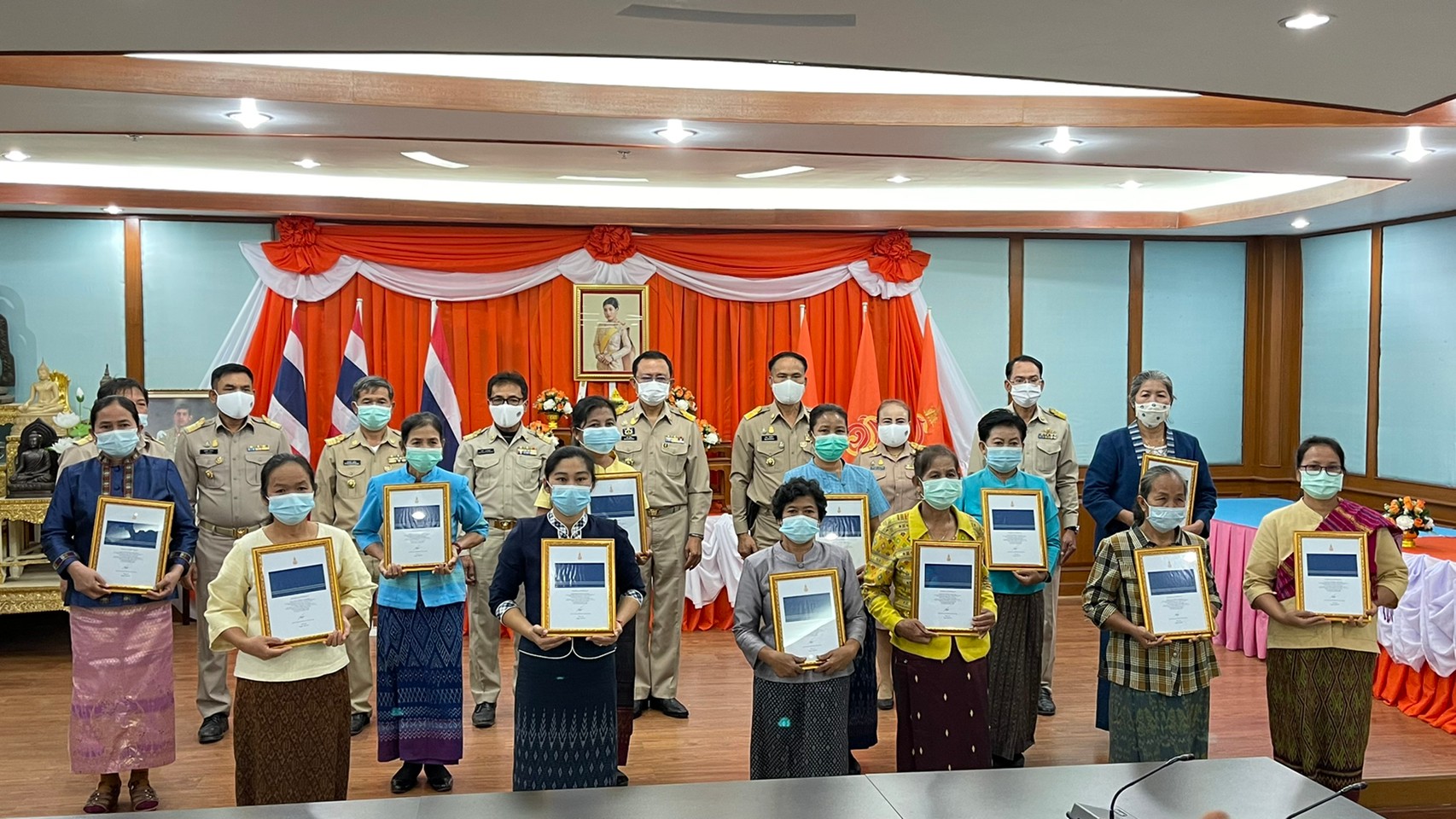 พช.ยโสธร จัดพิธีลงนามถวายพระพรชัยมงคล สมเด็จพระเจ้าลูกเธอ เจ้าฟ้าสิริวัณณวรี นารีรัตนราชกัญญา และมอบลายผ้า  “ผ้ามัดหมี่ลายขอเจ้าฟ้าสิริวัณณวรีฯ” แก่กลุ่มทอผ้าในจังหวัดยโสธร”