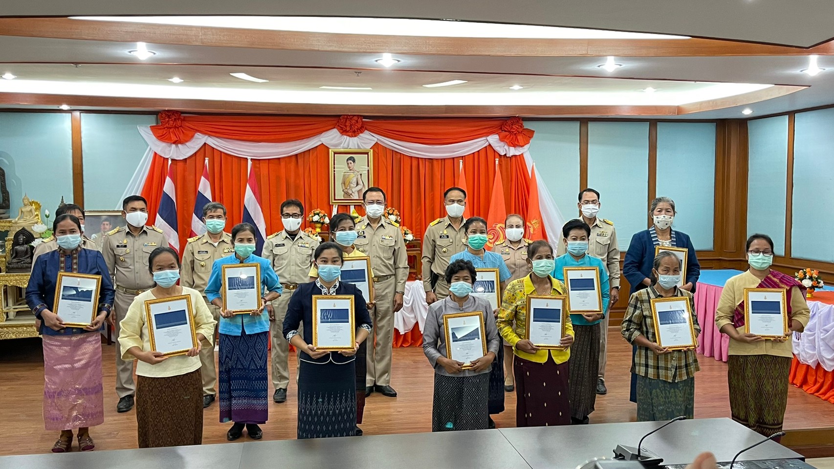 พช.ยโสธร จัดพิธีลงนามถวายพระพรชัยมงคล สมเด็จพระเจ้าลูกเธอ เจ้าฟ้าสิริวัณณวรี นารีรัตนราชกัญญา และมอบลายผ้า  “ผ้ามัดหมี่ลายขอเจ้าฟ้าสิริวัณณวรีฯ” แก่กลุ่มทอผ้าในจังหวัดยโสธร”