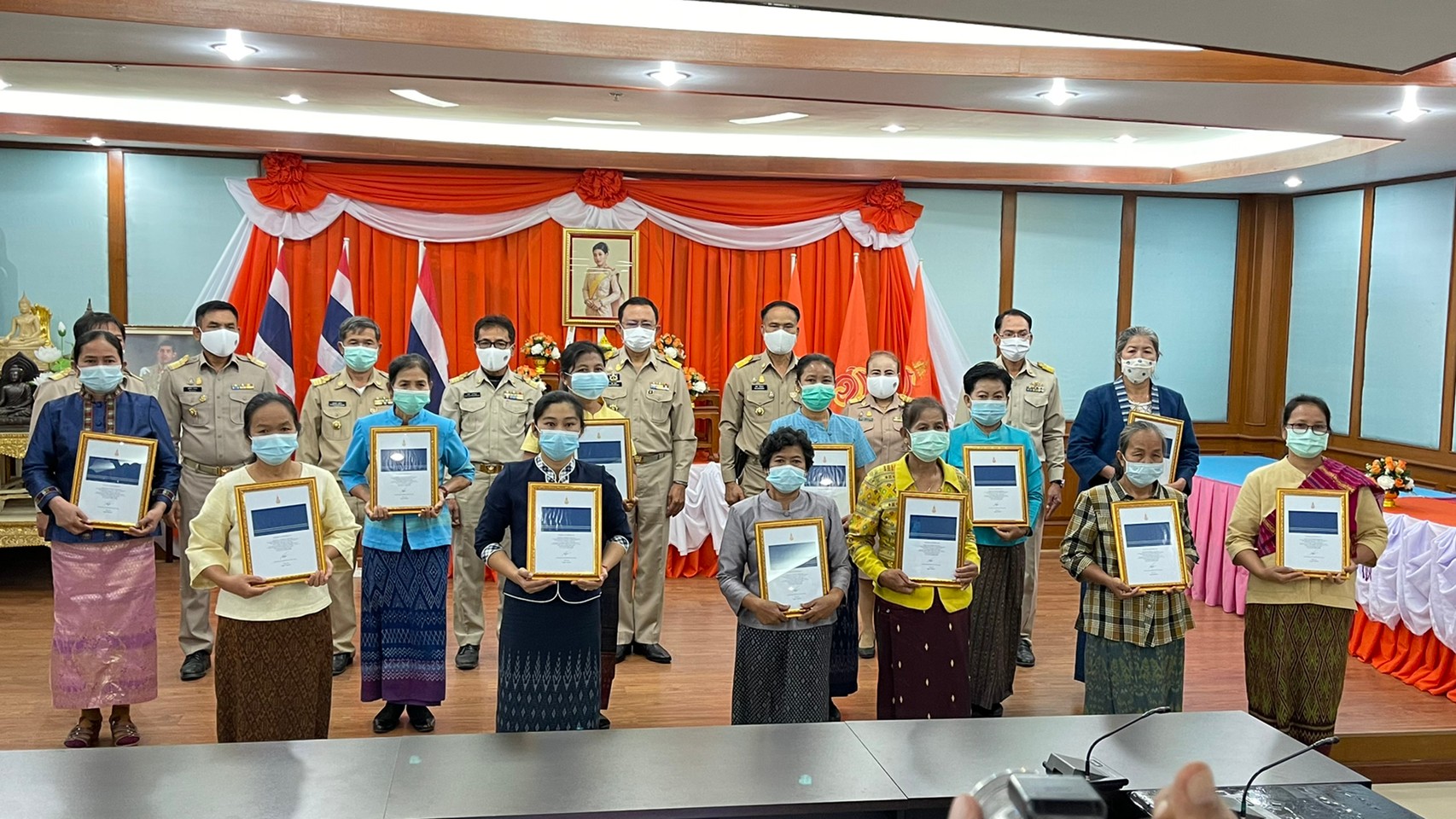 พช.ยโสธร จัดพิธีลงนามถวายพระพรชัยมงคล สมเด็จพระเจ้าลูกเธอ เจ้าฟ้าสิริวัณณวรี นารีรัตนราชกัญญา และมอบลายผ้า  “ผ้ามัดหมี่ลายขอเจ้าฟ้าสิริวัณณวรีฯ” แก่กลุ่มทอผ้าในจังหวัดยโสธร”