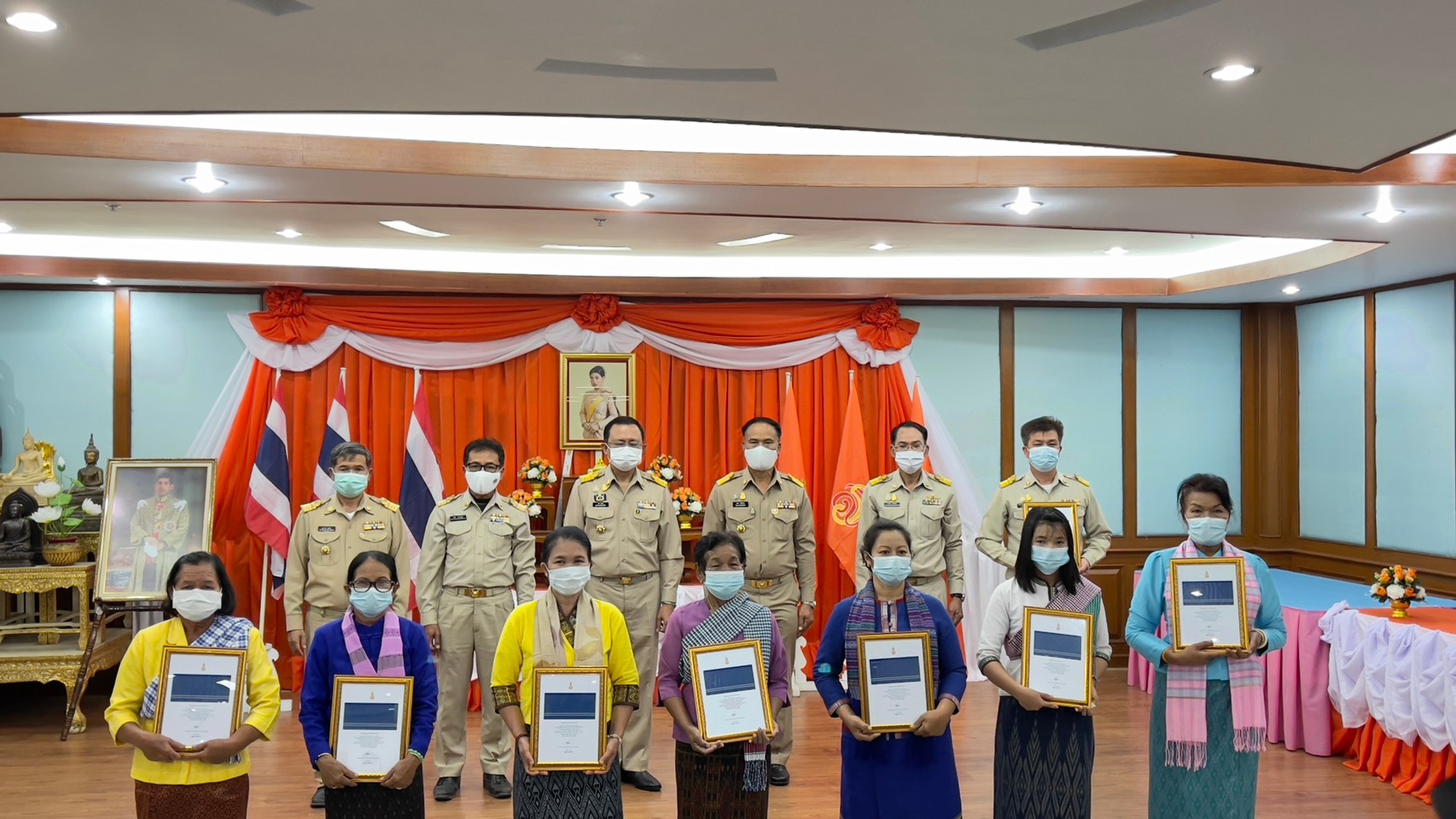 พช.ยโสธร จัดพิธีลงนามถวายพระพรชัยมงคล สมเด็จพระเจ้าลูกเธอ เจ้าฟ้าสิริวัณณวรี นารีรัตนราชกัญญา และมอบลายผ้า  “ผ้ามัดหมี่ลายขอเจ้าฟ้าสิริวัณณวรีฯ” แก่กลุ่มทอผ้าในจังหวัดยโสธร”