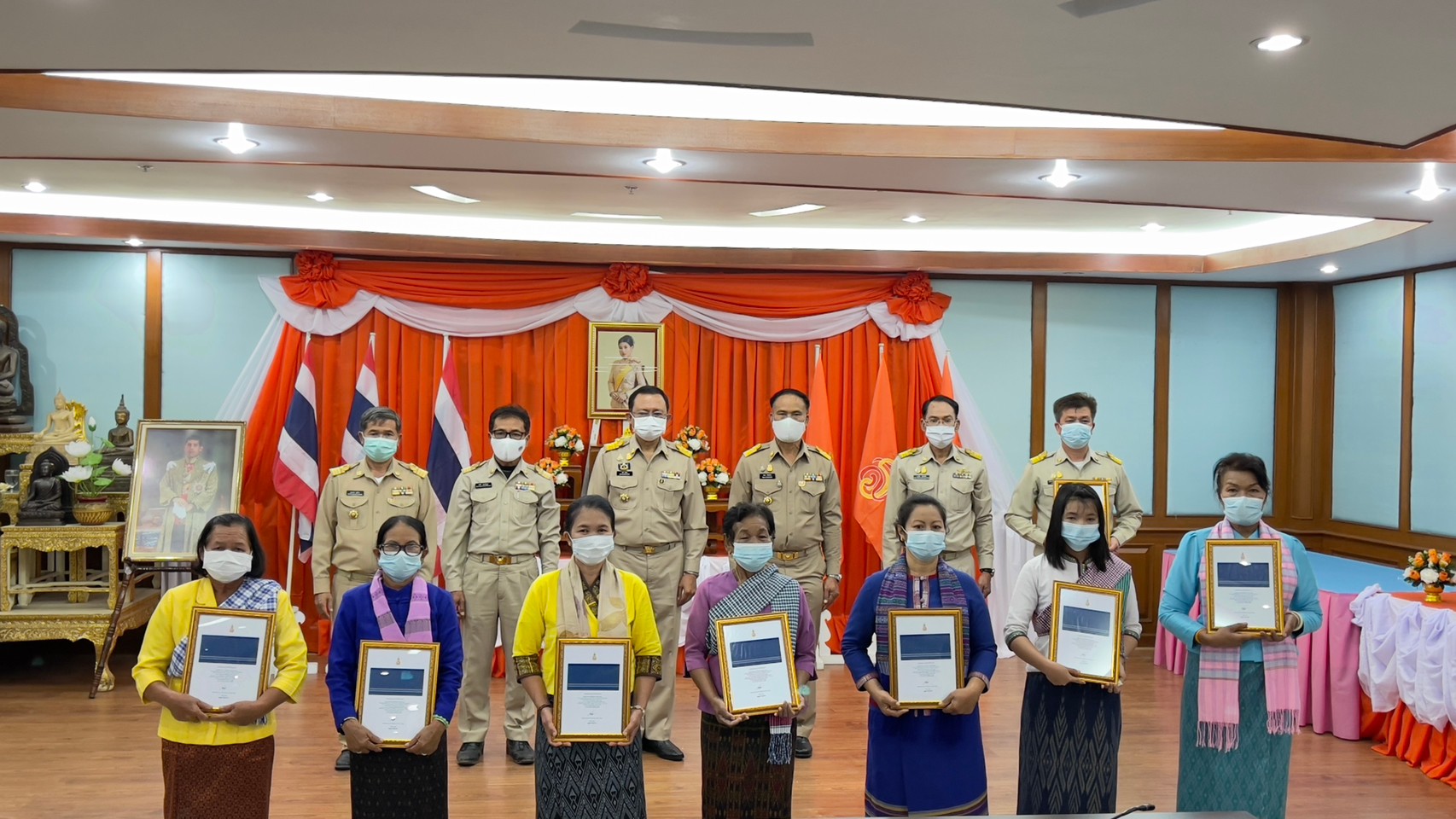 พช.ยโสธร จัดพิธีลงนามถวายพระพรชัยมงคล สมเด็จพระเจ้าลูกเธอ เจ้าฟ้าสิริวัณณวรี นารีรัตนราชกัญญา และมอบลายผ้า  “ผ้ามัดหมี่ลายขอเจ้าฟ้าสิริวัณณวรีฯ” แก่กลุ่มทอผ้าในจังหวัดยโสธร”