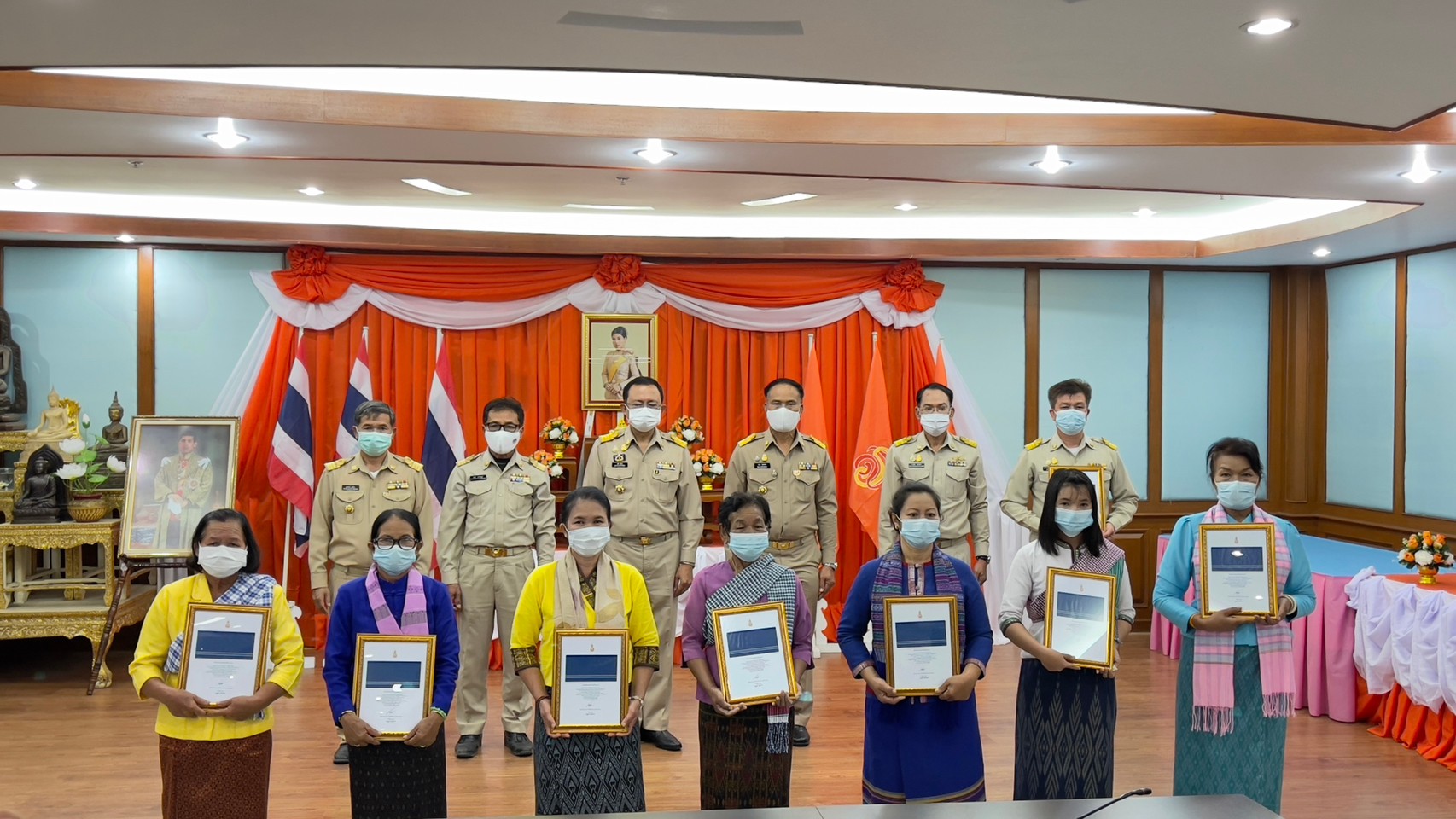 พช.ยโสธร จัดพิธีลงนามถวายพระพรชัยมงคล สมเด็จพระเจ้าลูกเธอ เจ้าฟ้าสิริวัณณวรี นารีรัตนราชกัญญา และมอบลายผ้า  “ผ้ามัดหมี่ลายขอเจ้าฟ้าสิริวัณณวรีฯ” แก่กลุ่มทอผ้าในจังหวัดยโสธร”