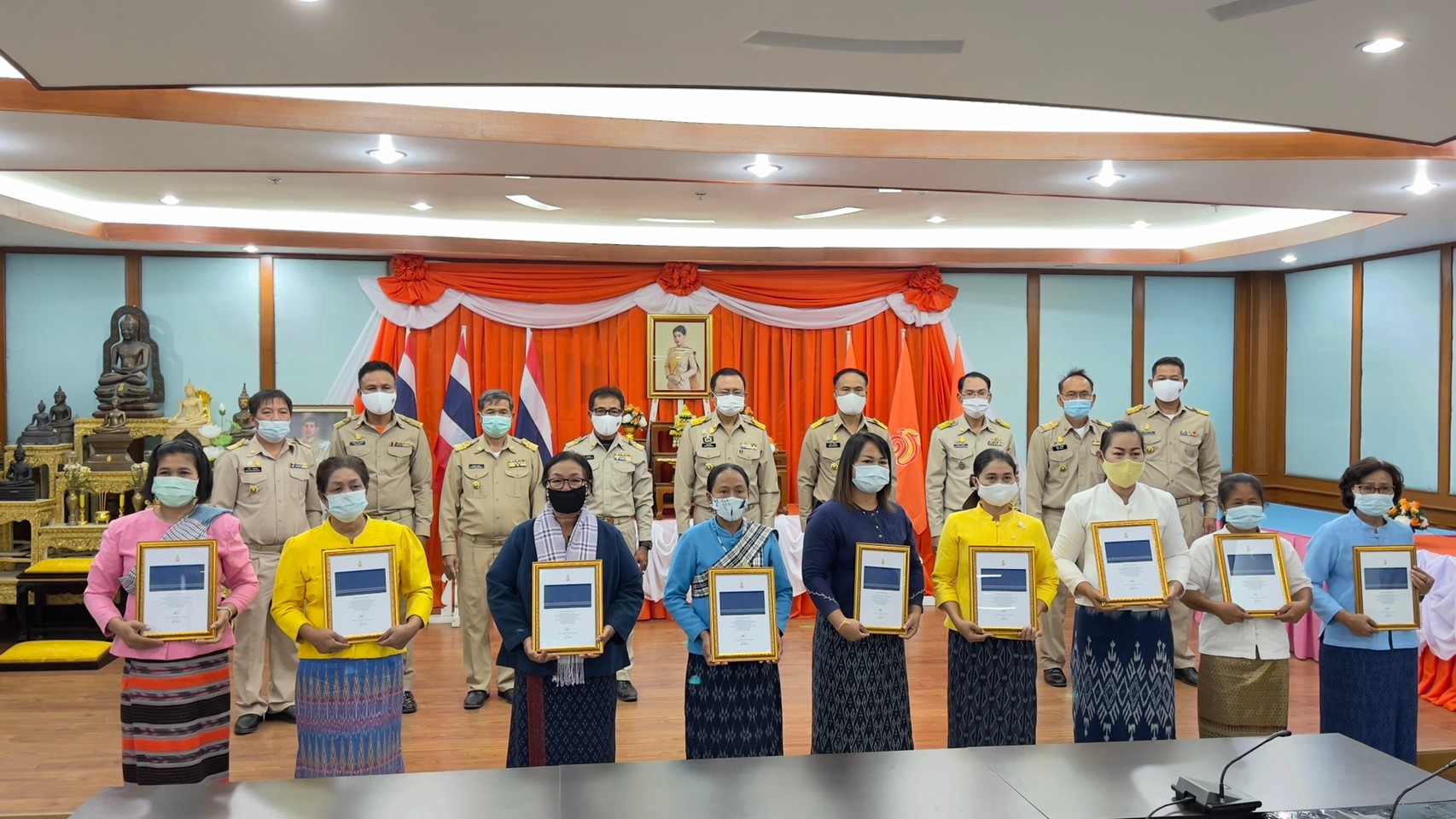 พช.ยโสธร จัดพิธีลงนามถวายพระพรชัยมงคล สมเด็จพระเจ้าลูกเธอ เจ้าฟ้าสิริวัณณวรี นารีรัตนราชกัญญา และมอบลายผ้า  “ผ้ามัดหมี่ลายขอเจ้าฟ้าสิริวัณณวรีฯ” แก่กลุ่มทอผ้าในจังหวัดยโสธร”