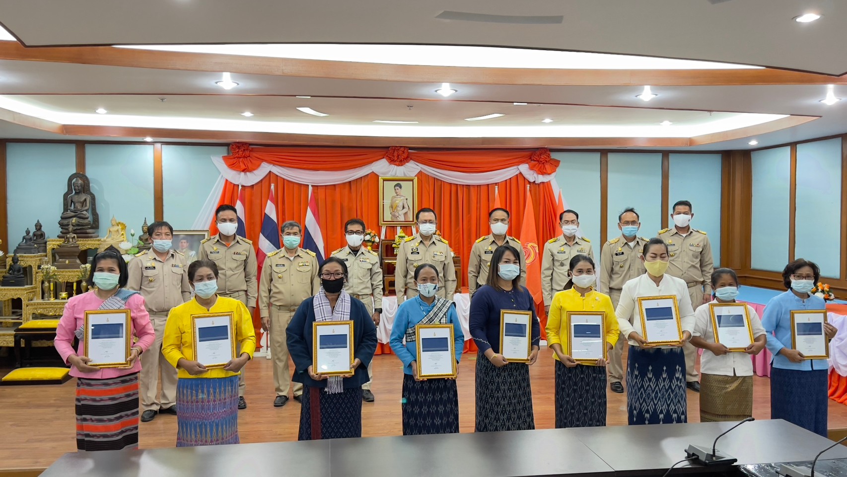 พช.ยโสธร จัดพิธีลงนามถวายพระพรชัยมงคล สมเด็จพระเจ้าลูกเธอ เจ้าฟ้าสิริวัณณวรี นารีรัตนราชกัญญา และมอบลายผ้า  “ผ้ามัดหมี่ลายขอเจ้าฟ้าสิริวัณณวรีฯ” แก่กลุ่มทอผ้าในจังหวัดยโสธร”