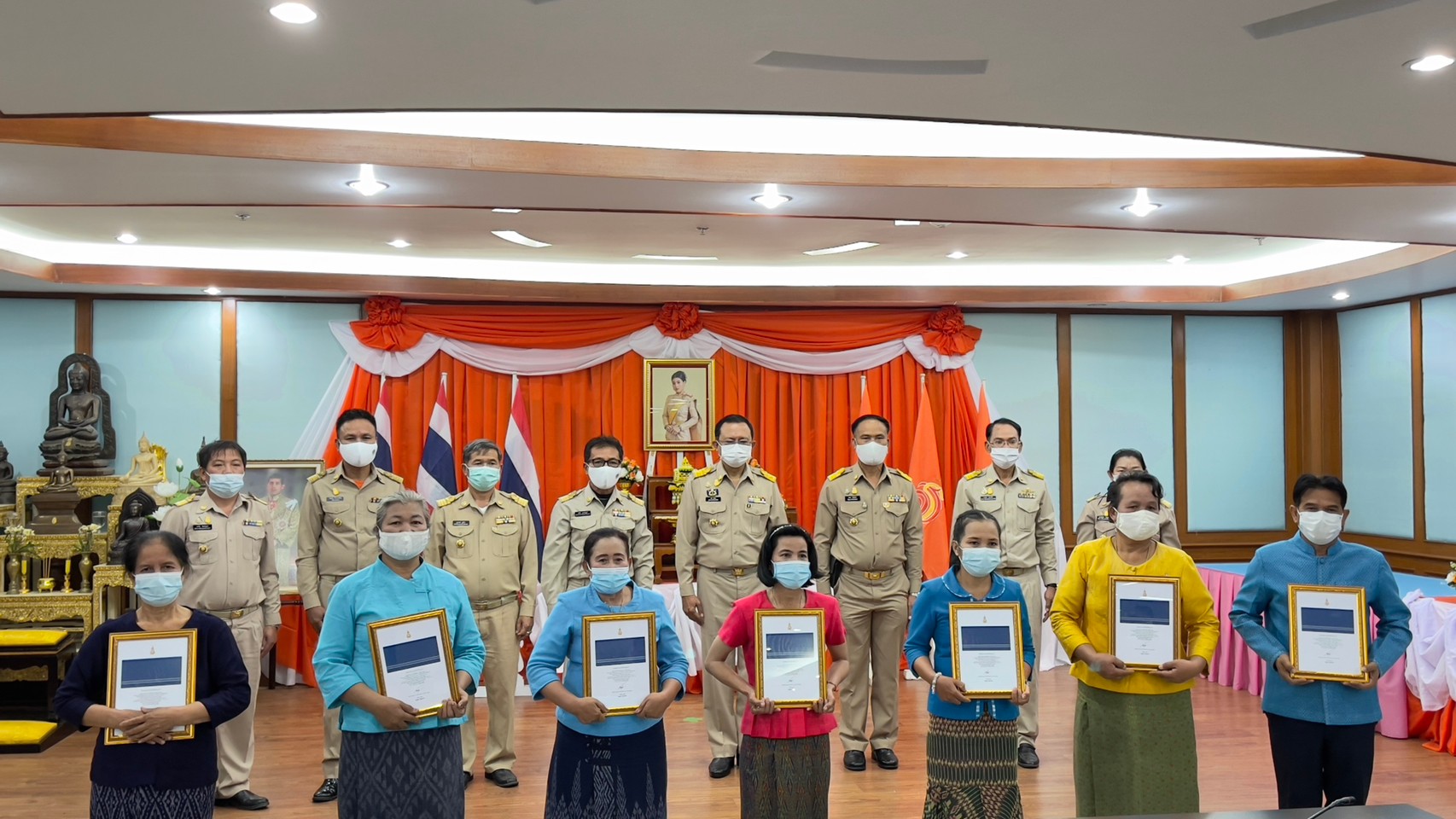 พช.ยโสธร จัดพิธีลงนามถวายพระพรชัยมงคล สมเด็จพระเจ้าลูกเธอ เจ้าฟ้าสิริวัณณวรี นารีรัตนราชกัญญา และมอบลายผ้า  “ผ้ามัดหมี่ลายขอเจ้าฟ้าสิริวัณณวรีฯ” แก่กลุ่มทอผ้าในจังหวัดยโสธร”