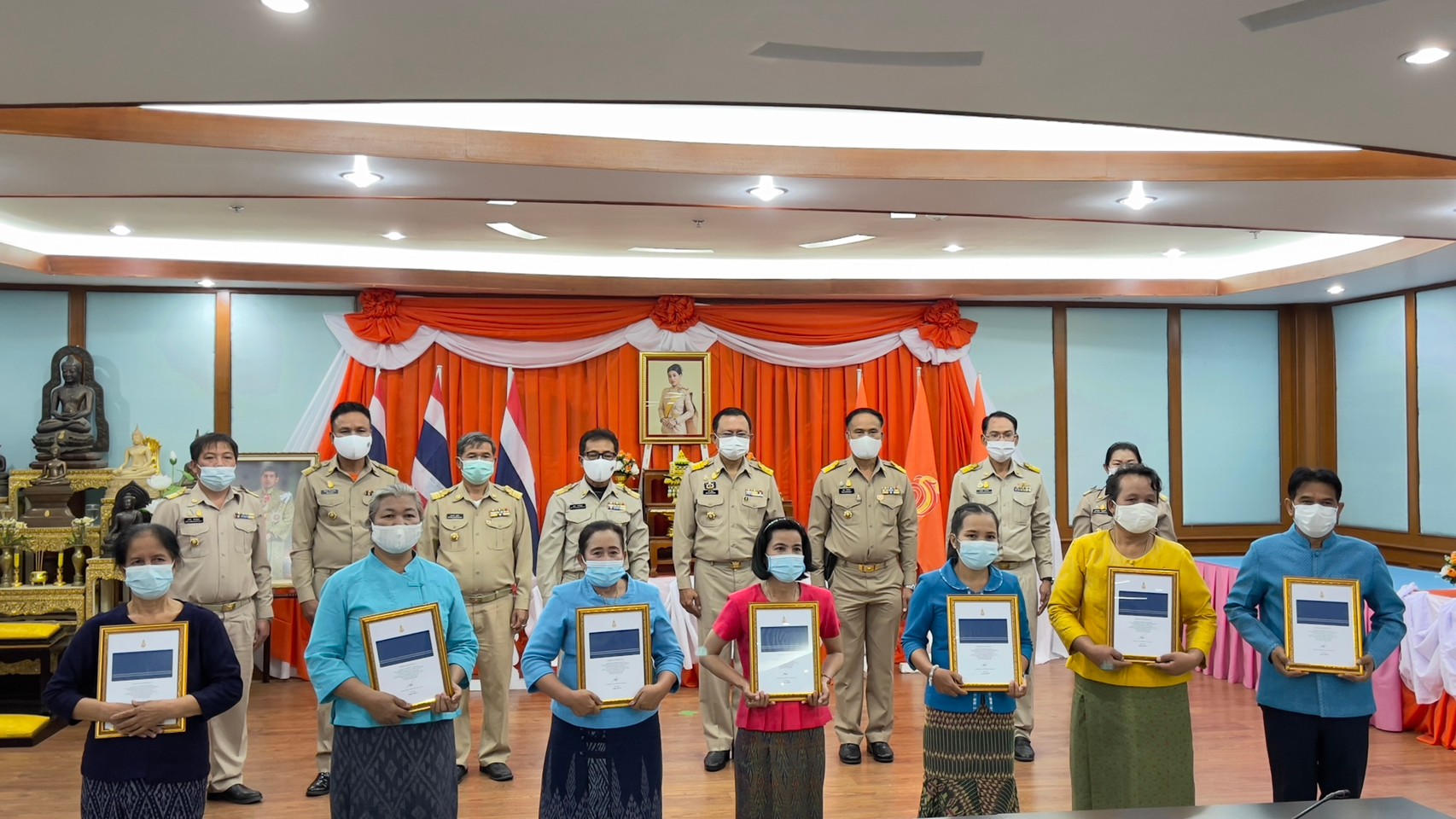 พช.ยโสธร จัดพิธีลงนามถวายพระพรชัยมงคล สมเด็จพระเจ้าลูกเธอ เจ้าฟ้าสิริวัณณวรี นารีรัตนราชกัญญา และมอบลายผ้า  “ผ้ามัดหมี่ลายขอเจ้าฟ้าสิริวัณณวรีฯ” แก่กลุ่มทอผ้าในจังหวัดยโสธร”