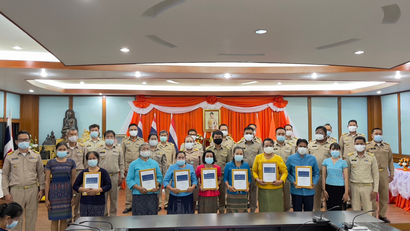 พช.ยโสธร จัดพิธีลงนามถวายพระพรชัยมงคล สมเด็จพระเจ้าลูกเธอ เจ้าฟ้าสิริวัณณวรี นารีรัตนราชกัญญา และมอบลายผ้า  “ผ้ามัดหมี่ลายขอเจ้าฟ้าสิริวัณณวรีฯ” แก่กลุ่มทอผ้าในจังหวัดยโสธร”