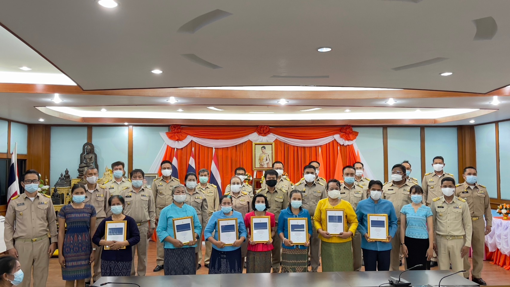 พช.ยโสธร จัดพิธีลงนามถวายพระพรชัยมงคล สมเด็จพระเจ้าลูกเธอ เจ้าฟ้าสิริวัณณวรี นารีรัตนราชกัญญา และมอบลายผ้า  “ผ้ามัดหมี่ลายขอเจ้าฟ้าสิริวัณณวรีฯ” แก่กลุ่มทอผ้าในจังหวัดยโสธร”