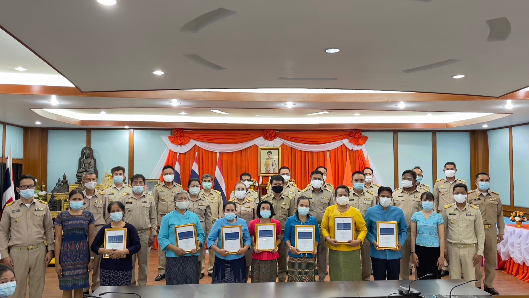 พช.ยโสธร จัดพิธีลงนามถวายพระพรชัยมงคล สมเด็จพระเจ้าลูกเธอ เจ้าฟ้าสิริวัณณวรี นารีรัตนราชกัญญา และมอบลายผ้า  “ผ้ามัดหมี่ลายขอเจ้าฟ้าสิริวัณณวรีฯ” แก่กลุ่มทอผ้าในจังหวัดยโสธร”