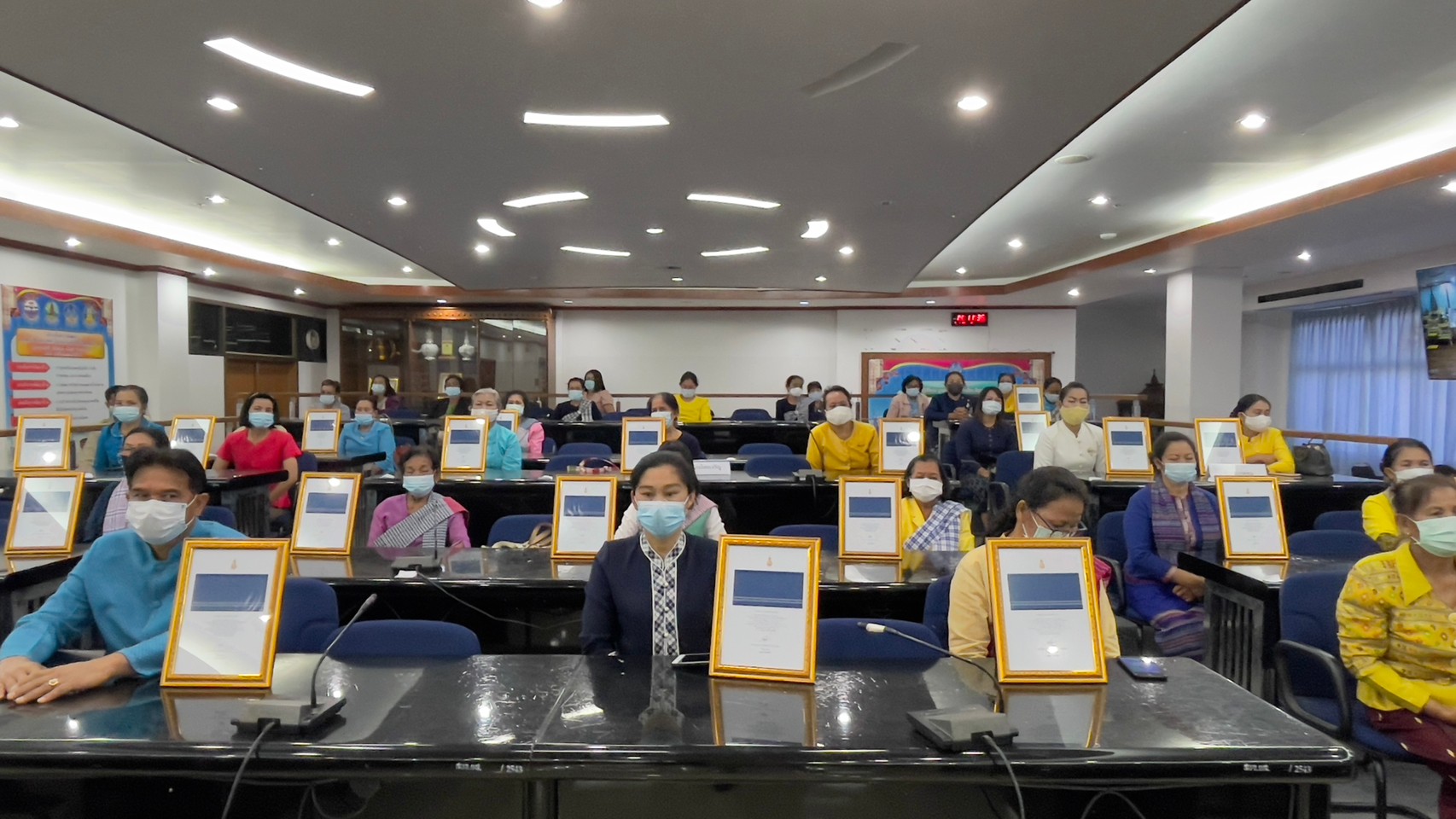 พช.ยโสธร จัดพิธีลงนามถวายพระพรชัยมงคล สมเด็จพระเจ้าลูกเธอ เจ้าฟ้าสิริวัณณวรี นารีรัตนราชกัญญา และมอบลายผ้า  “ผ้ามัดหมี่ลายขอเจ้าฟ้าสิริวัณณวรีฯ” แก่กลุ่มทอผ้าในจังหวัดยโสธร”