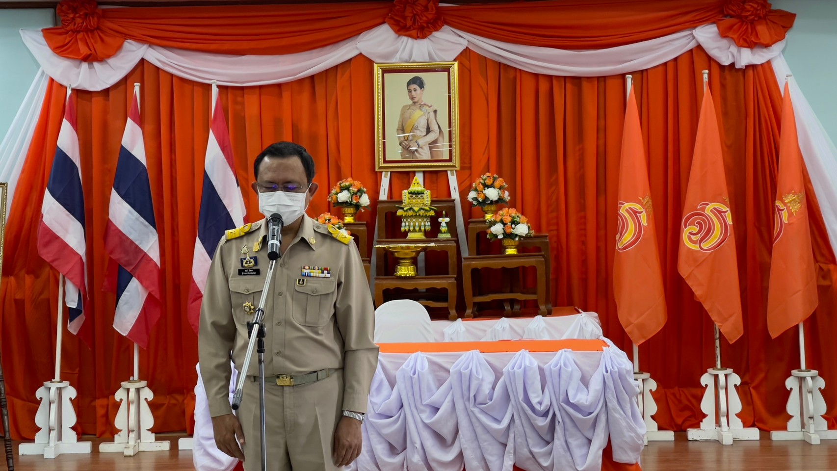 พช.ยโสธร จัดพิธีลงนามถวายพระพรชัยมงคล สมเด็จพระเจ้าลูกเธอ เจ้าฟ้าสิริวัณณวรี นารีรัตนราชกัญญา และมอบลายผ้า  “ผ้ามัดหมี่ลายขอเจ้าฟ้าสิริวัณณวรีฯ” แก่กลุ่มทอผ้าในจังหวัดยโสธร”