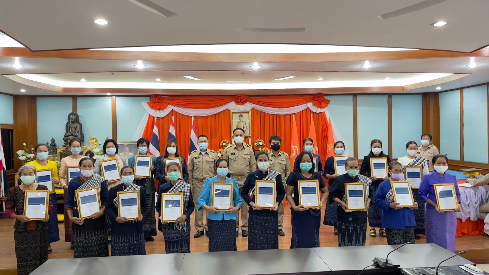 พช.ยโสธร จัดพิธีลงนามถวายพระพรชัยมงคล สมเด็จพระเจ้าลูกเธอ เจ้าฟ้าสิริวัณณวรี นารีรัตนราชกัญญา และมอบลายผ้า  “ผ้ามัดหมี่ลายขอเจ้าฟ้าสิริวัณณวรีฯ” แก่กลุ่มทอผ้าในจังหวัดยโสธร”