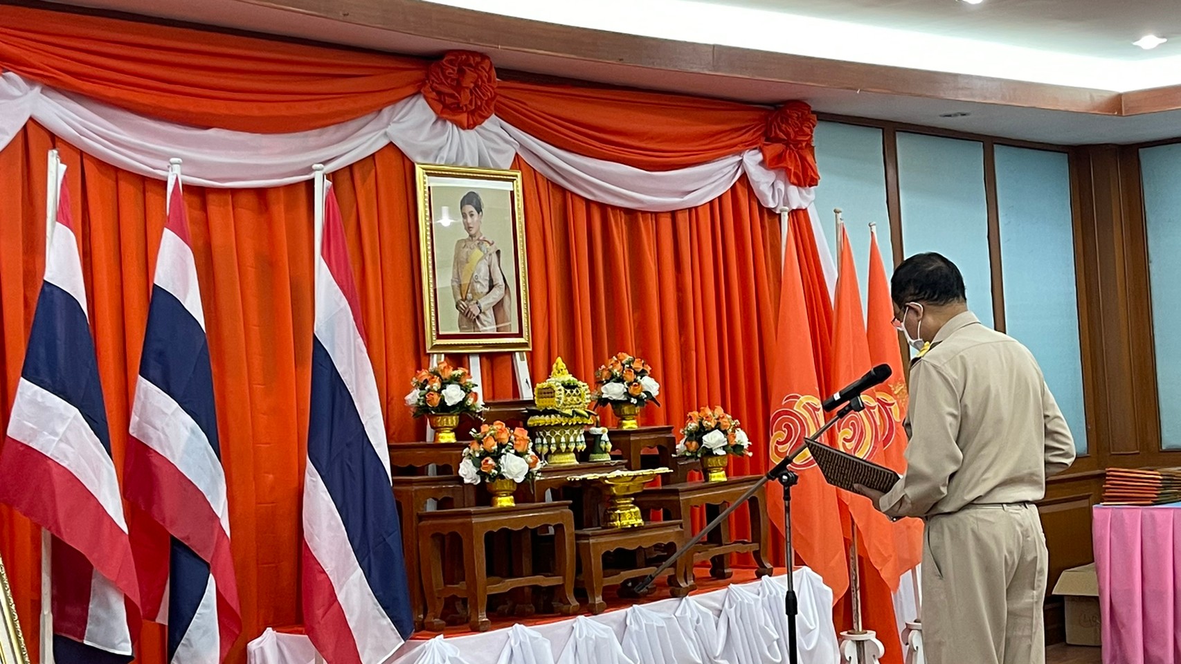 พช.ยโสธร จัดพิธีลงนามถวายพระพรชัยมงคล สมเด็จพระเจ้าลูกเธอ เจ้าฟ้าสิริวัณณวรี นารีรัตนราชกัญญา และมอบลายผ้า  “ผ้ามัดหมี่ลายขอเจ้าฟ้าสิริวัณณวรีฯ” แก่กลุ่มทอผ้าในจังหวัดยโสธร”