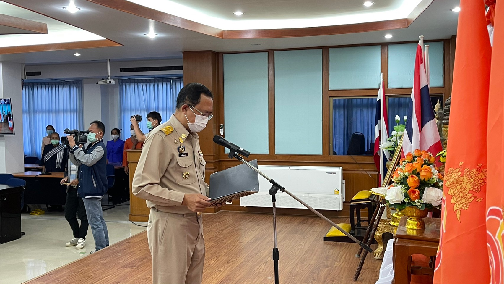 พช.ยโสธร จัดพิธีลงนามถวายพระพรชัยมงคล สมเด็จพระเจ้าลูกเธอ เจ้าฟ้าสิริวัณณวรี นารีรัตนราชกัญญา และมอบลายผ้า  “ผ้ามัดหมี่ลายขอเจ้าฟ้าสิริวัณณวรีฯ” แก่กลุ่มทอผ้าในจังหวัดยโสธร”