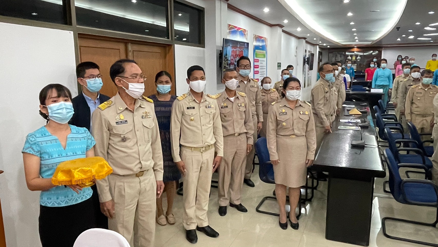 พช.ยโสธร จัดพิธีลงนามถวายพระพรชัยมงคล สมเด็จพระเจ้าลูกเธอ เจ้าฟ้าสิริวัณณวรี นารีรัตนราชกัญญา และมอบลายผ้า  “ผ้ามัดหมี่ลายขอเจ้าฟ้าสิริวัณณวรีฯ” แก่กลุ่มทอผ้าในจังหวัดยโสธร”