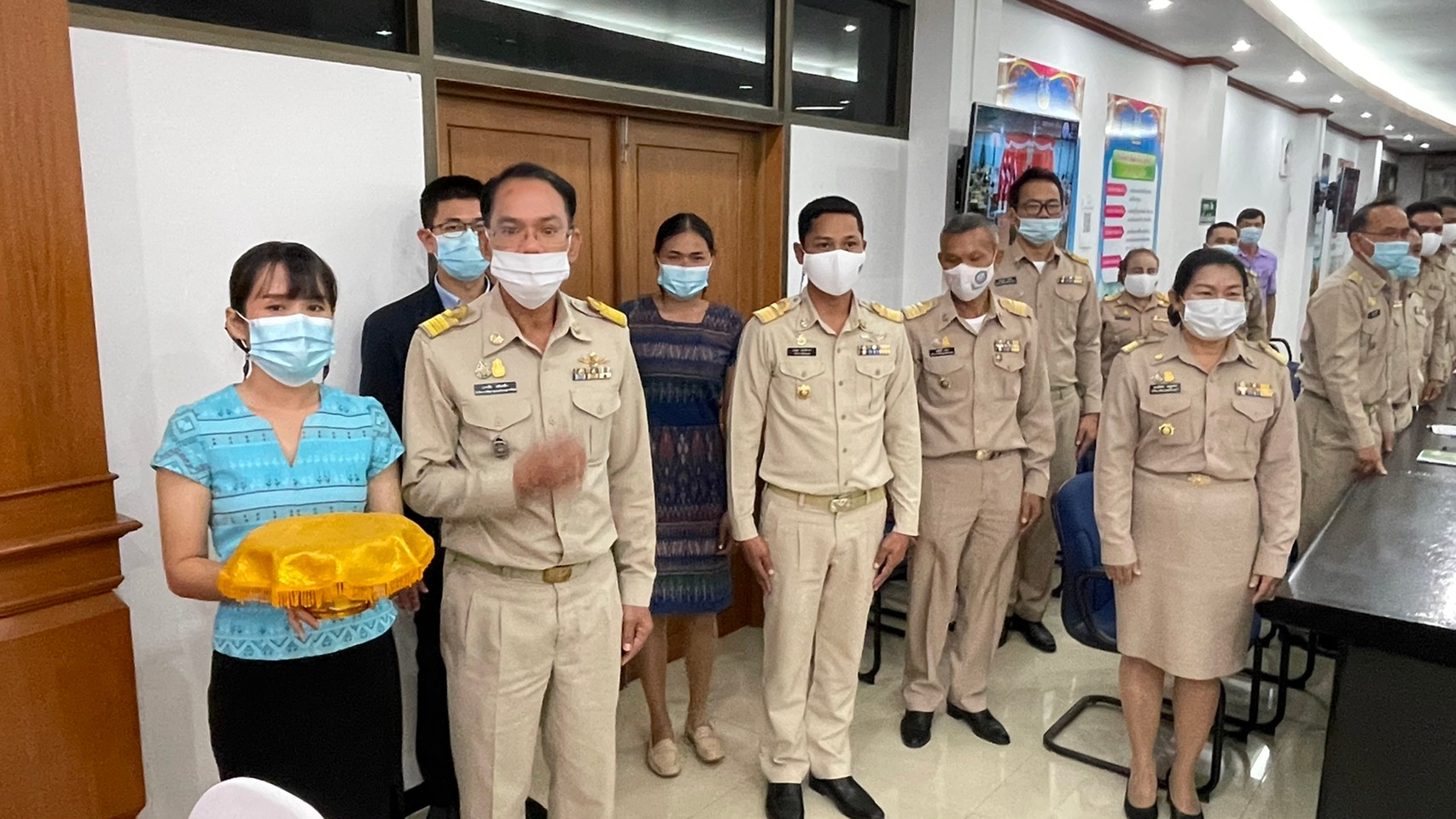 พช.ยโสธร จัดพิธีลงนามถวายพระพรชัยมงคล สมเด็จพระเจ้าลูกเธอ เจ้าฟ้าสิริวัณณวรี นารีรัตนราชกัญญา และมอบลายผ้า  “ผ้ามัดหมี่ลายขอเจ้าฟ้าสิริวัณณวรีฯ” แก่กลุ่มทอผ้าในจังหวัดยโสธร”