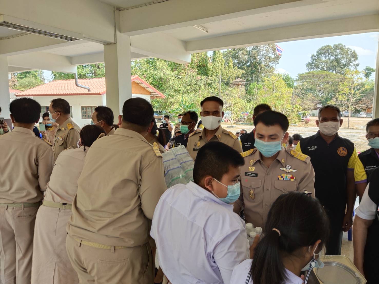 พจ.ยโสธร พจ.ยโสธร ร่วมกิจกรรม “ปันน้ำใจ เพื่อน้องในพื้นที่ห่างไกล” ครั้งที่ 4 เนื่องในวันเด็กแห่งชาติ ประจำปี 2564