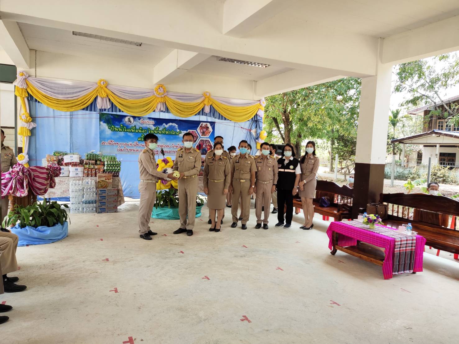 พจ.ยโสธร พจ.ยโสธร ร่วมกิจกรรม “ปันน้ำใจ เพื่อน้องในพื้นที่ห่างไกล” ครั้งที่ 4 เนื่องในวันเด็กแห่งชาติ ประจำปี 2564