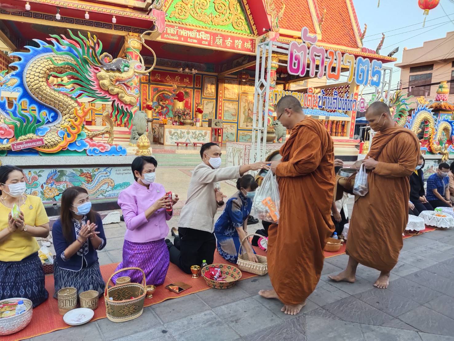 พจ.ยโสธร ร่วมกิจกรรมทำบุญตักบาตรย้อนยุค “วิถีถิ่น วิถีไทย” ถนนคนเดินยโสธร (บ้านสิงห์ท่า)