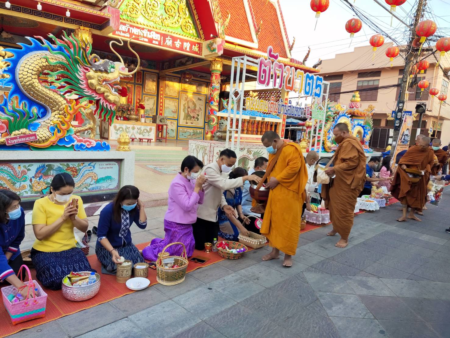 พจ.ยโสธร ร่วมกิจกรรมทำบุญตักบาตรย้อนยุค “วิถีถิ่น วิถีไทย” ถนนคนเดินยโสธร (บ้านสิงห์ท่า)