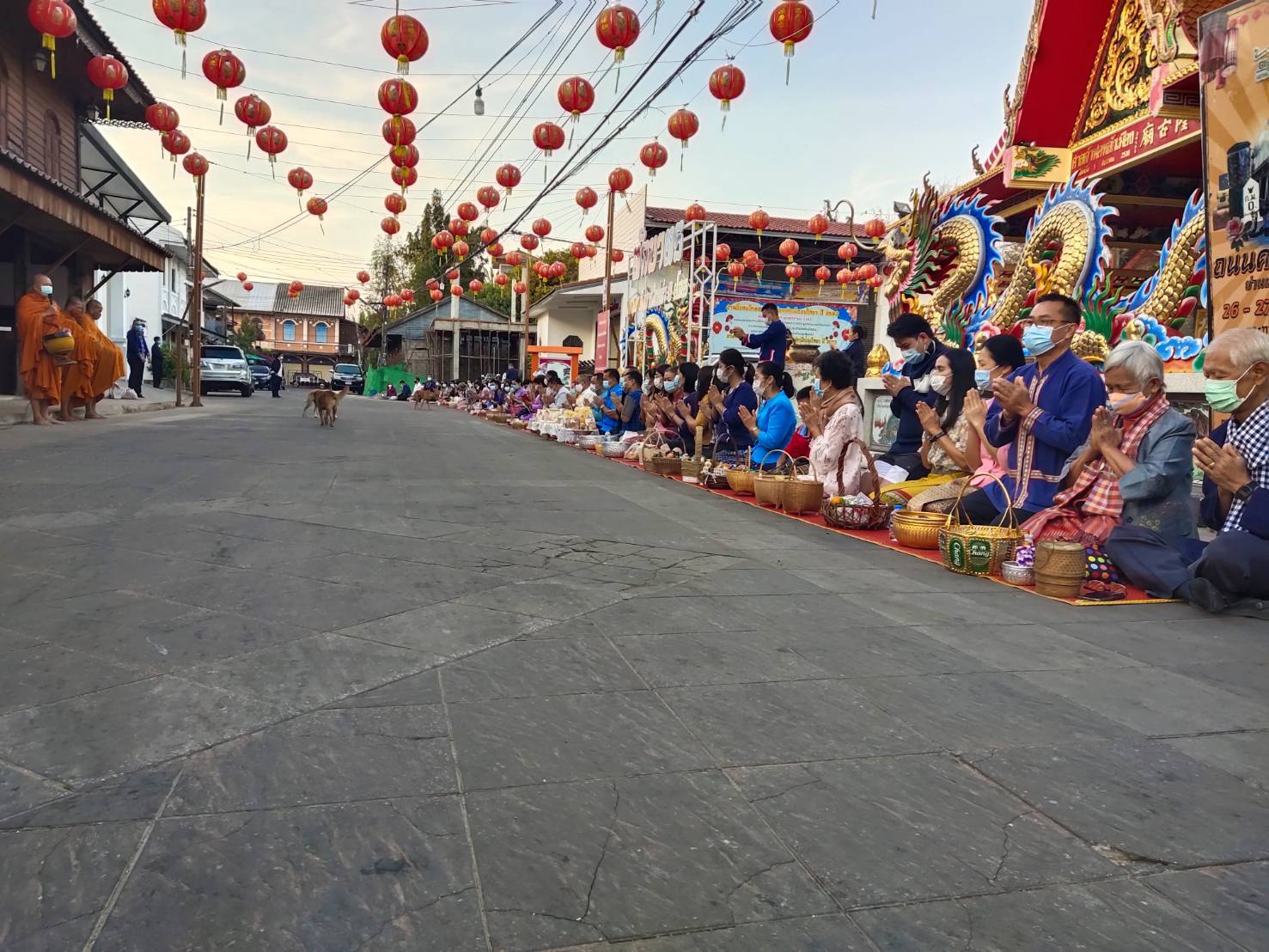 พจ.ยโสธร ร่วมกิจกรรมทำบุญตักบาตรย้อนยุค “วิถีถิ่น วิถีไทย” ถนนคนเดินยโสธร (บ้านสิงห์ท่า)