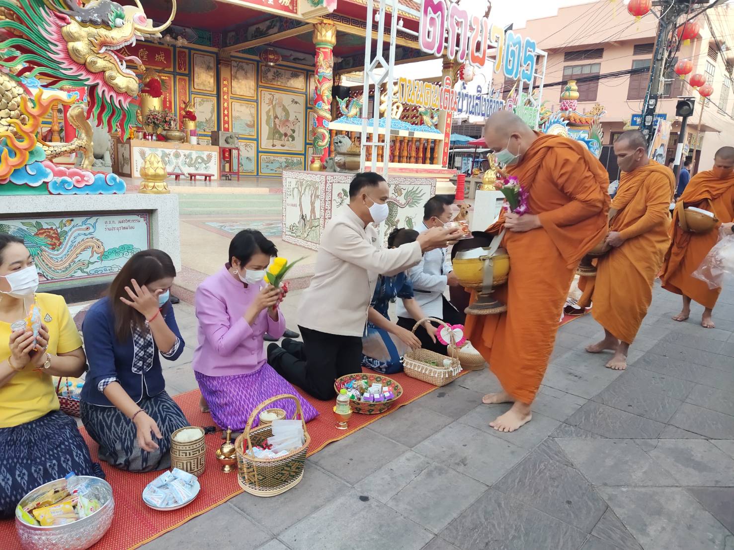 พจ.ยโสธร ร่วมกิจกรรมทำบุญตักบาตรย้อนยุค “วิถีถิ่น วิถีไทย” ถนนคนเดินยโสธร (บ้านสิงห์ท่า)