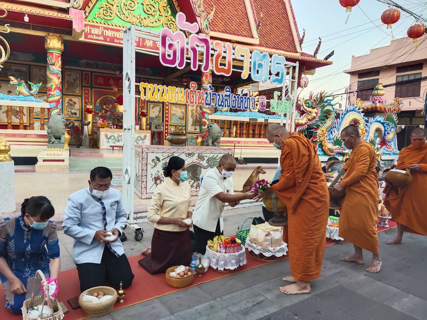 พจ.ยโสธร ร่วมกิจกรรมทำบุญตักบาตรย้อนยุค “วิถีถิ่น วิถีไทย” ถนนคนเดินยโสธร (บ้านสิงห์ท่า)