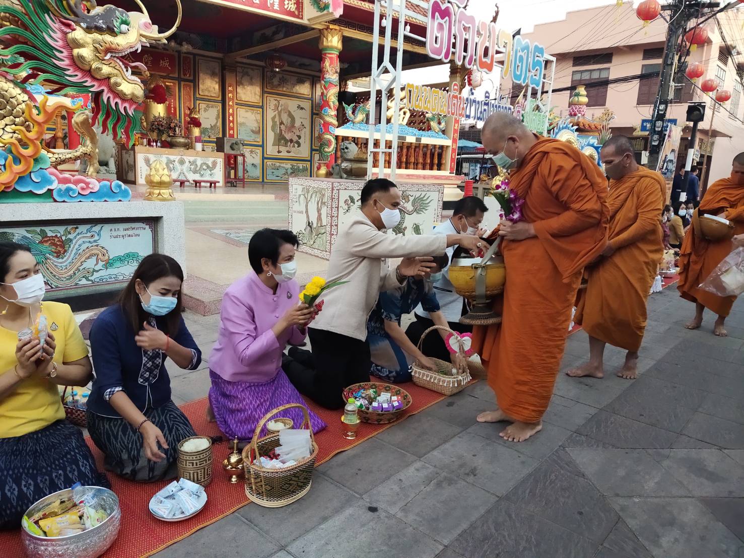 พจ.ยโสธร ร่วมกิจกรรมทำบุญตักบาตรย้อนยุค “วิถีถิ่น วิถีไทย” ถนนคนเดินยโสธร (บ้านสิงห์ท่า)