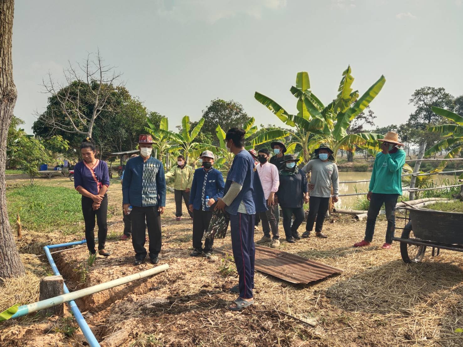พช.ยโสธร ติดตามการดำเนินงานโครงการพัฒนาพื้นที่ต้นแบบ การพัฒนาคุณภาพชีวิตตามหลักทฤษฎีใหม่ ประยุกต์สู่ “โคก หนอง นา โมเดล” อำเภอมหาชนะชัย