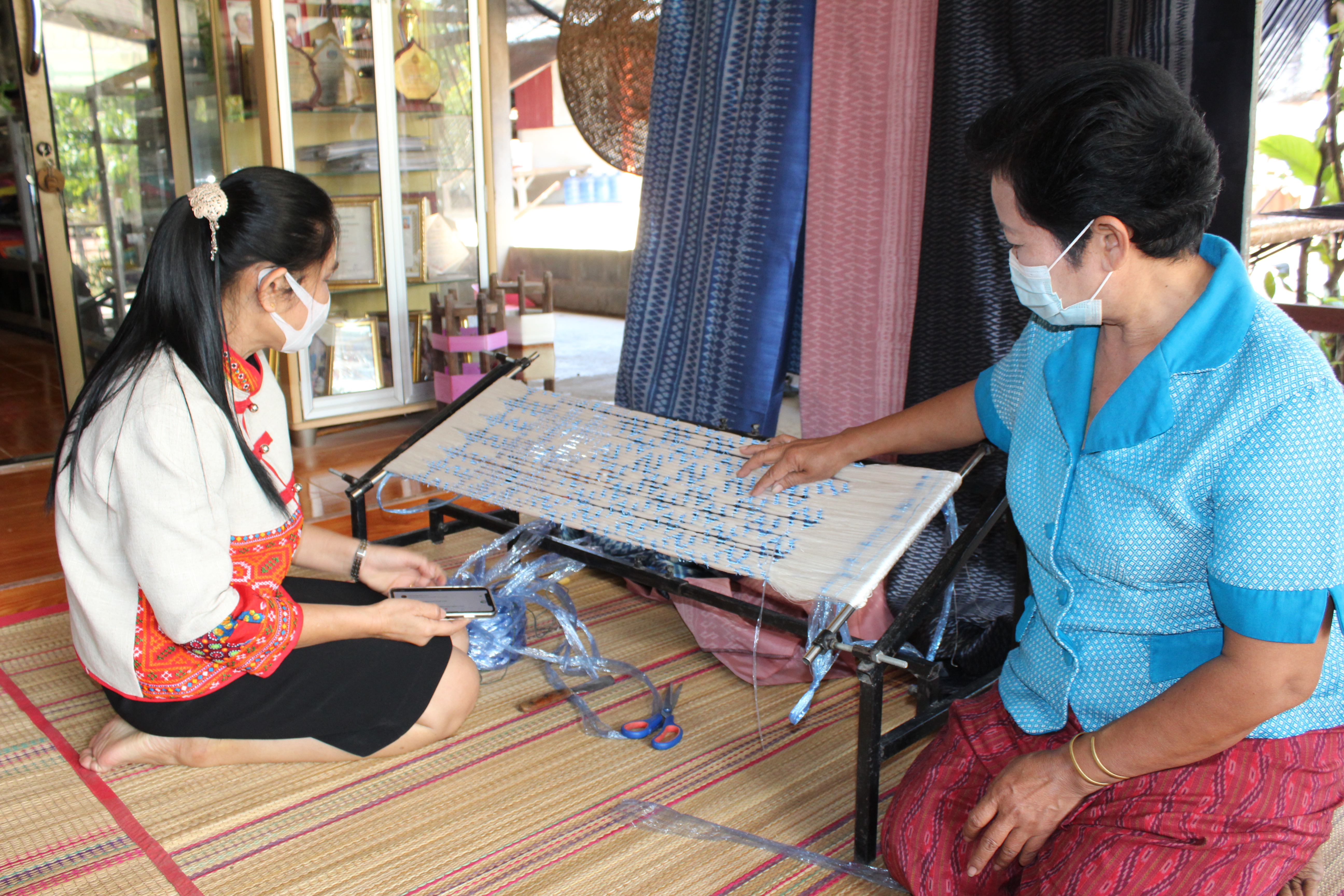 ผู้ตรวจราชการกรมการพัฒนาชุมชน ตรวจเยี่ยมการทอผ้า “ลายขอเจ้าฟ้าสิริวัณณวรีฯ” จังหวัดยโสธร