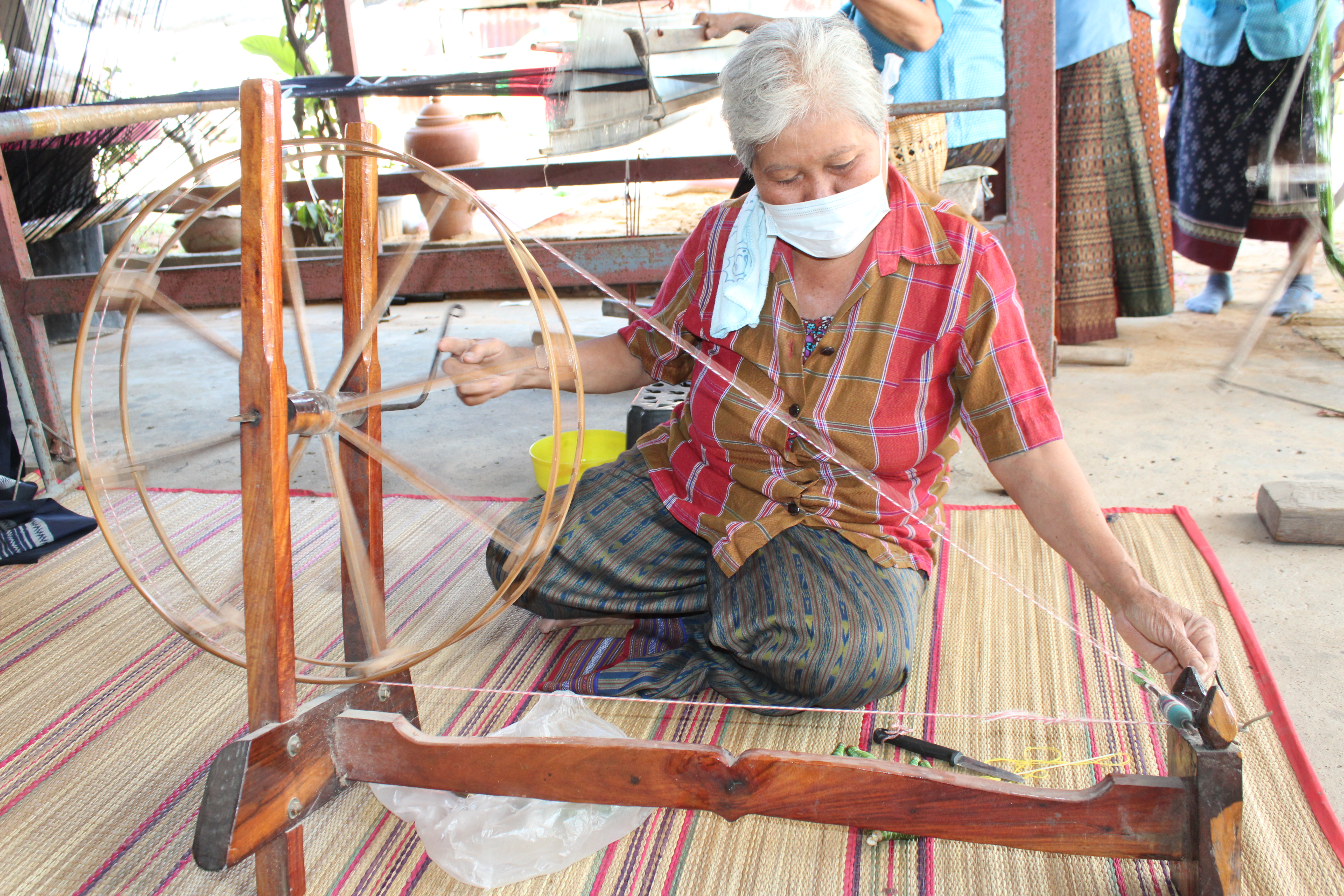 ผู้ตรวจราชการกรมการพัฒนาชุมชน ตรวจเยี่ยมการทอผ้า “ลายขอเจ้าฟ้าสิริวัณณวรีฯ” จังหวัดยโสธร