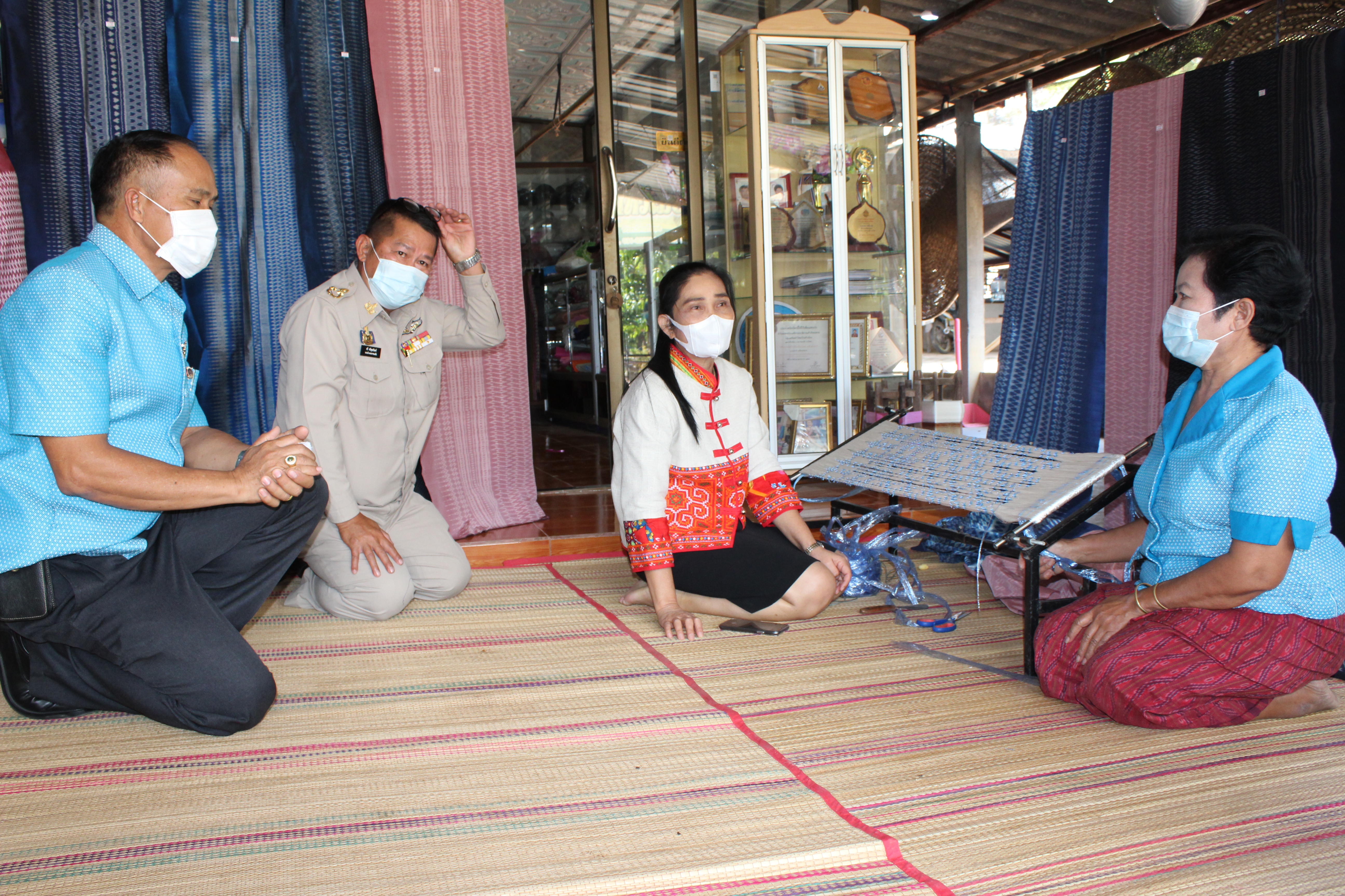 ผู้ตรวจราชการกรมการพัฒนาชุมชน ตรวจเยี่ยมการทอผ้า “ลายขอเจ้าฟ้าสิริวัณณวรีฯ” จังหวัดยโสธร