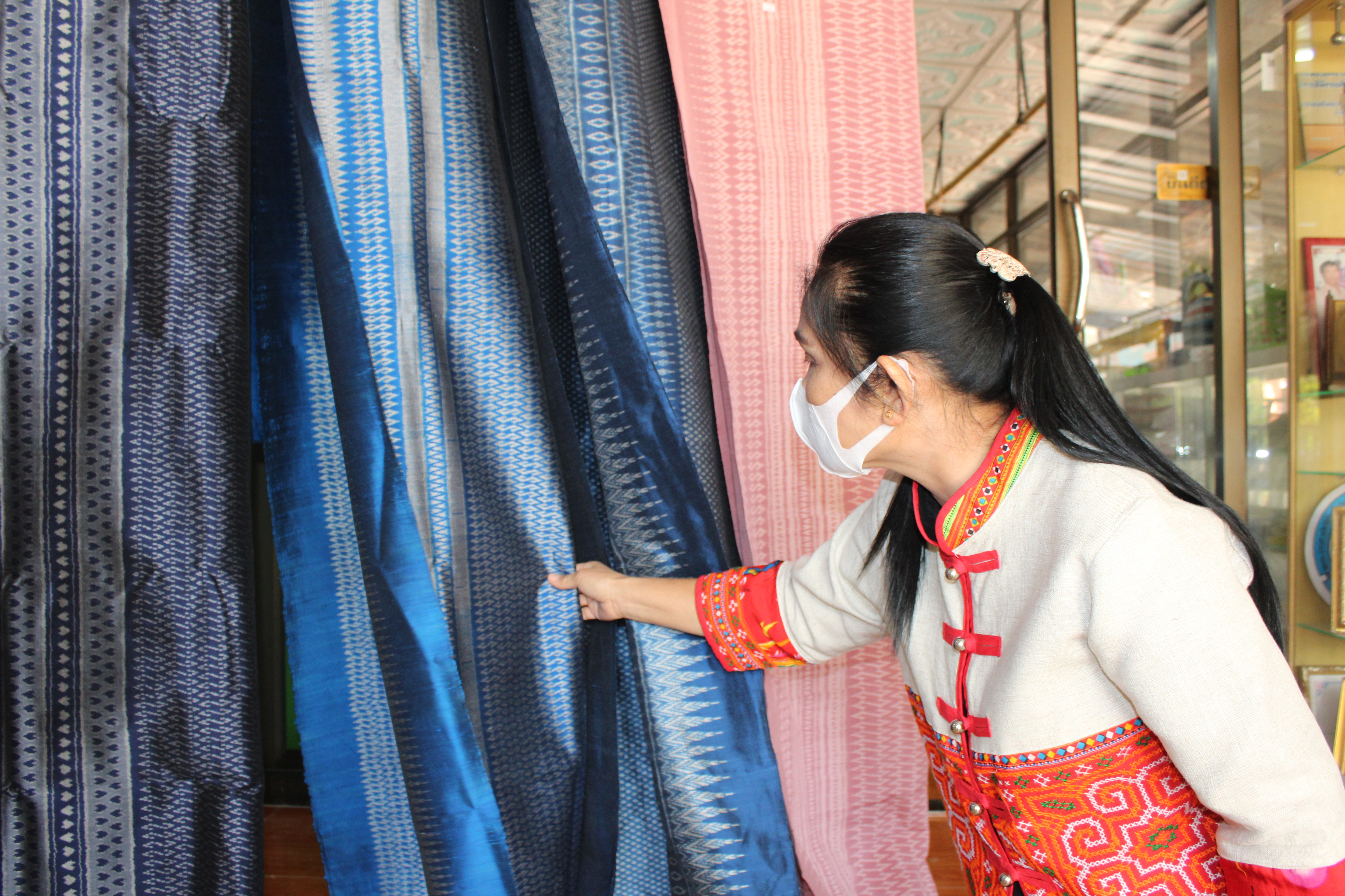 ผู้ตรวจราชการกรมการพัฒนาชุมชน ตรวจเยี่ยมการทอผ้า “ลายขอเจ้าฟ้าสิริวัณณวรีฯ” จังหวัดยโสธร