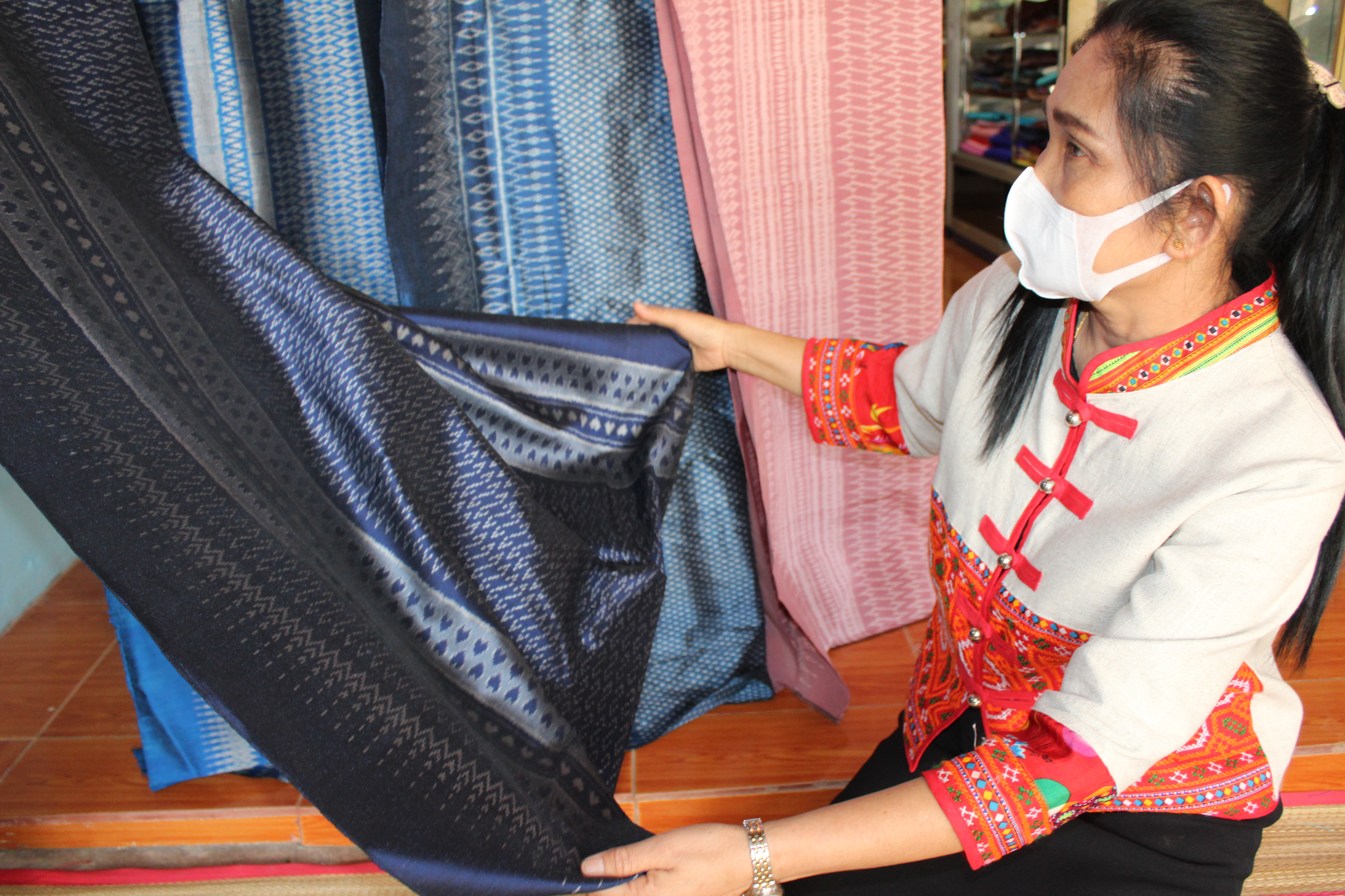 ผู้ตรวจราชการกรมการพัฒนาชุมชน ตรวจเยี่ยมการทอผ้า “ลายขอเจ้าฟ้าสิริวัณณวรีฯ” จังหวัดยโสธร