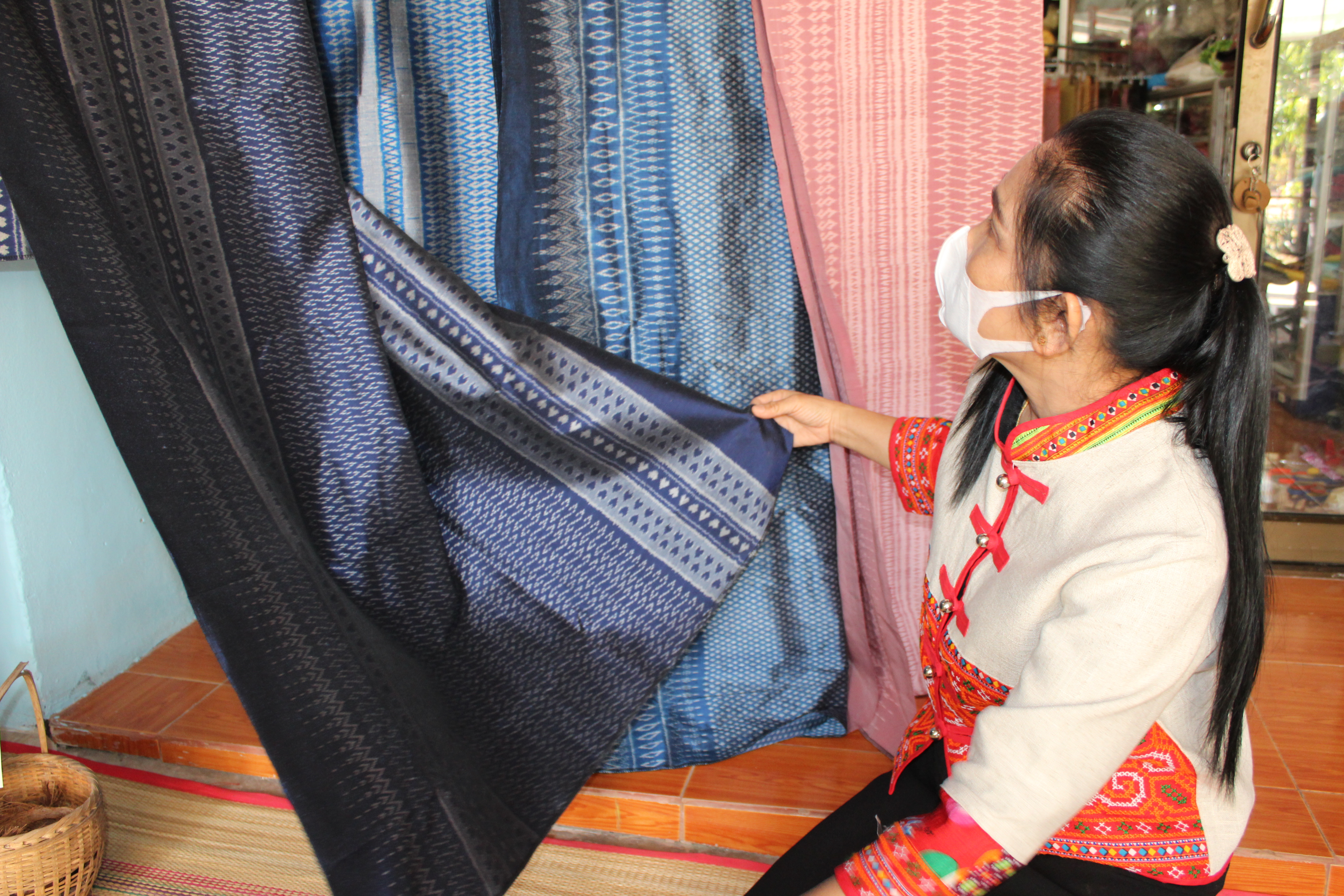 ผู้ตรวจราชการกรมการพัฒนาชุมชน ตรวจเยี่ยมการทอผ้า “ลายขอเจ้าฟ้าสิริวัณณวรีฯ” จังหวัดยโสธร