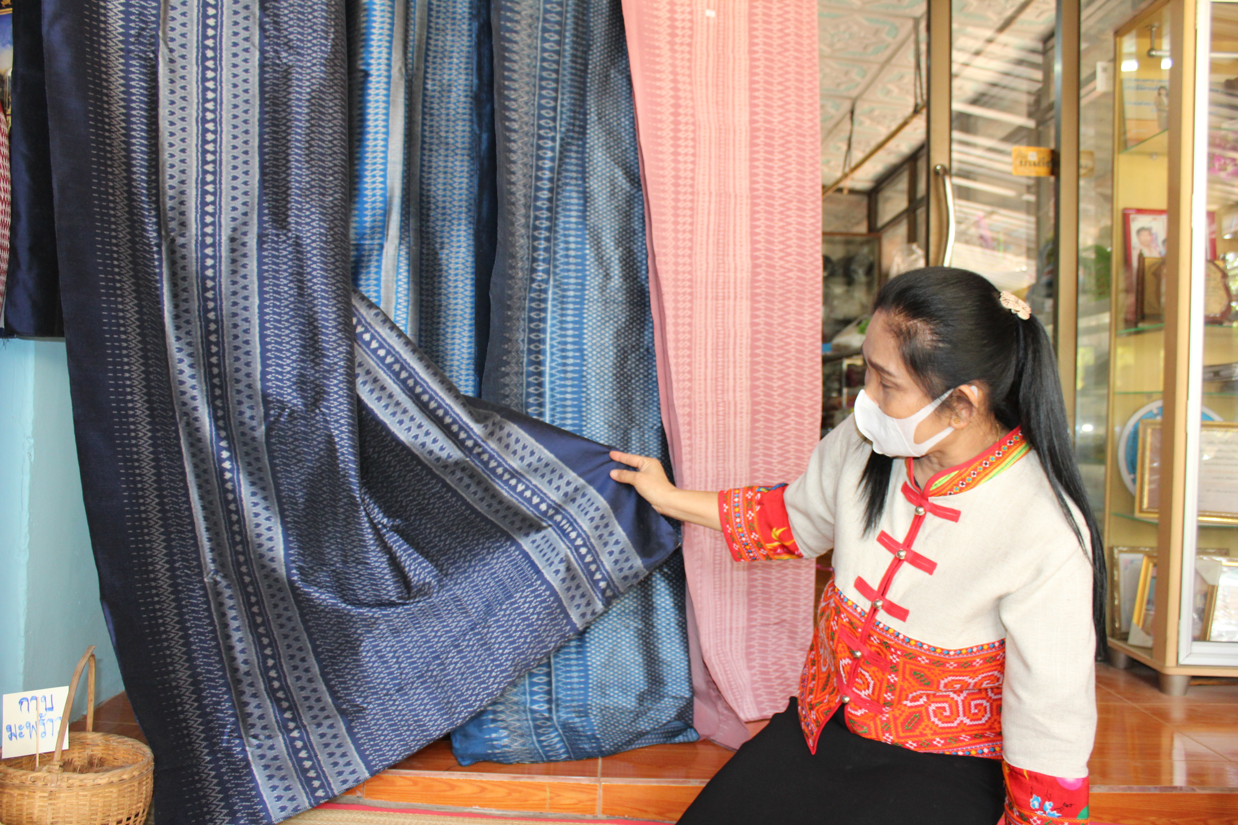 ผู้ตรวจราชการกรมการพัฒนาชุมชน ตรวจเยี่ยมการทอผ้า “ลายขอเจ้าฟ้าสิริวัณณวรีฯ” จังหวัดยโสธร