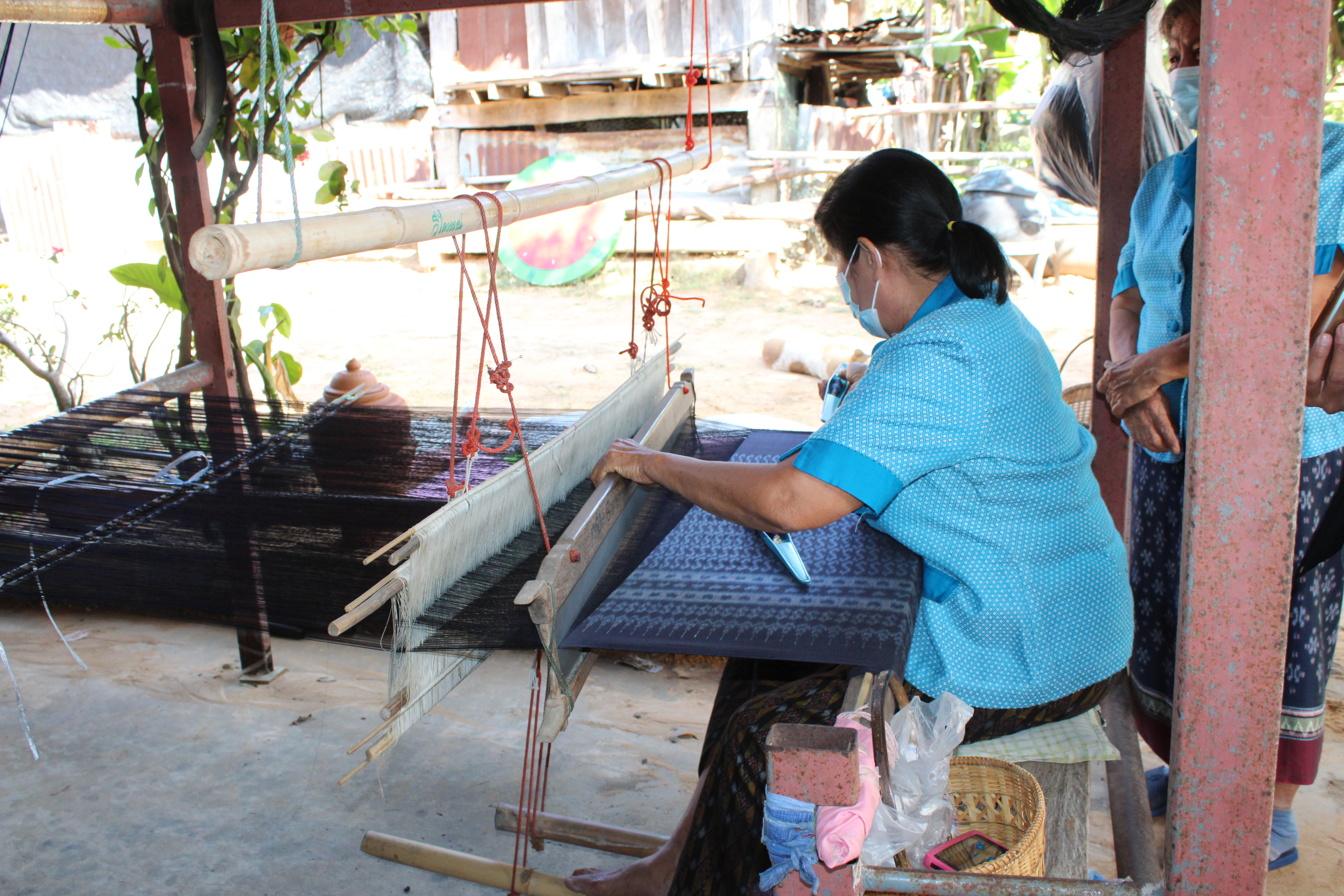 ผู้ตรวจราชการกรมการพัฒนาชุมชน ตรวจเยี่ยมการทอผ้า “ลายขอเจ้าฟ้าสิริวัณณวรีฯ” จังหวัดยโสธร