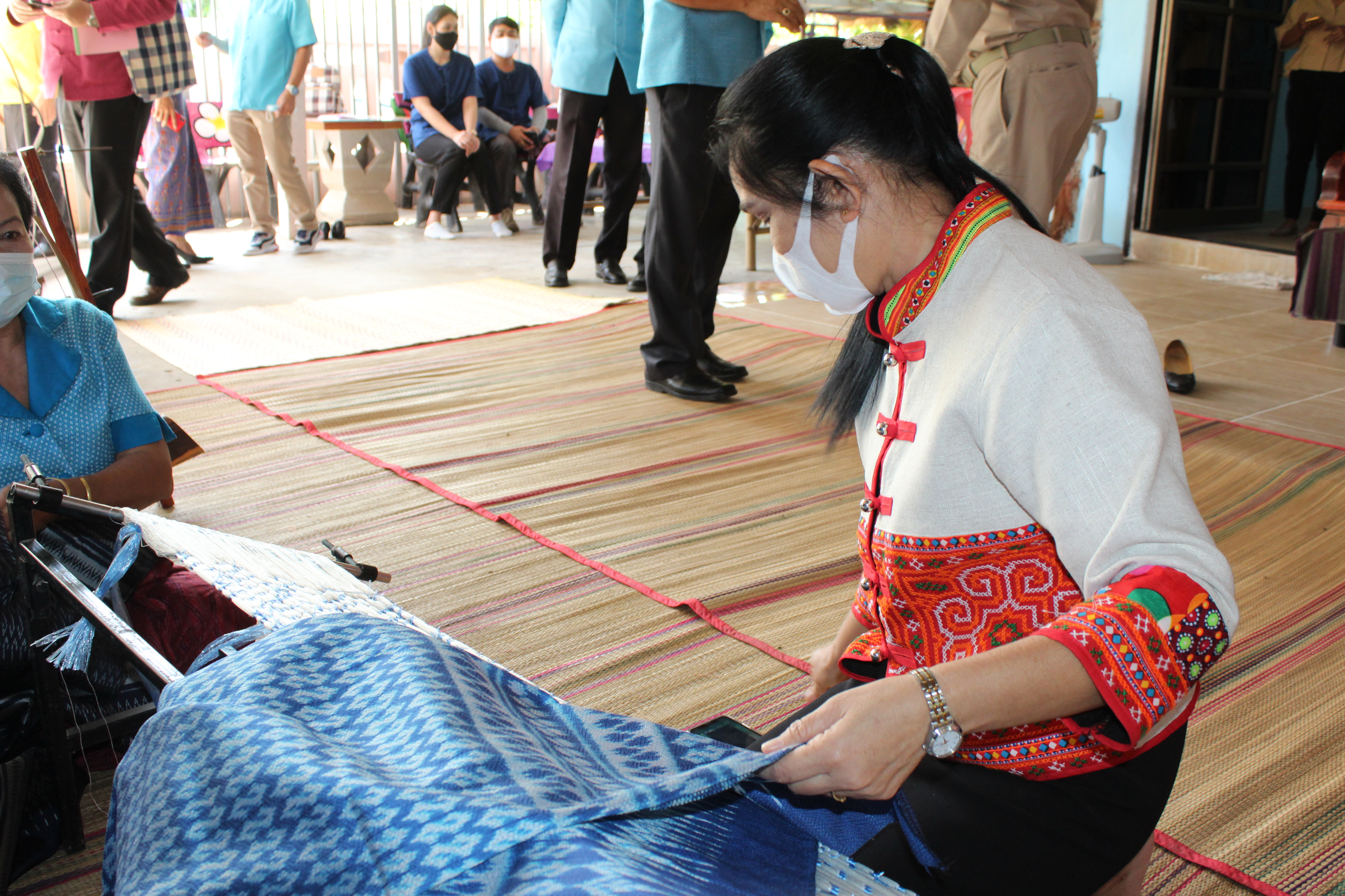 ผู้ตรวจราชการกรมการพัฒนาชุมชน ตรวจเยี่ยมการทอผ้า “ลายขอเจ้าฟ้าสิริวัณณวรีฯ” จังหวัดยโสธร