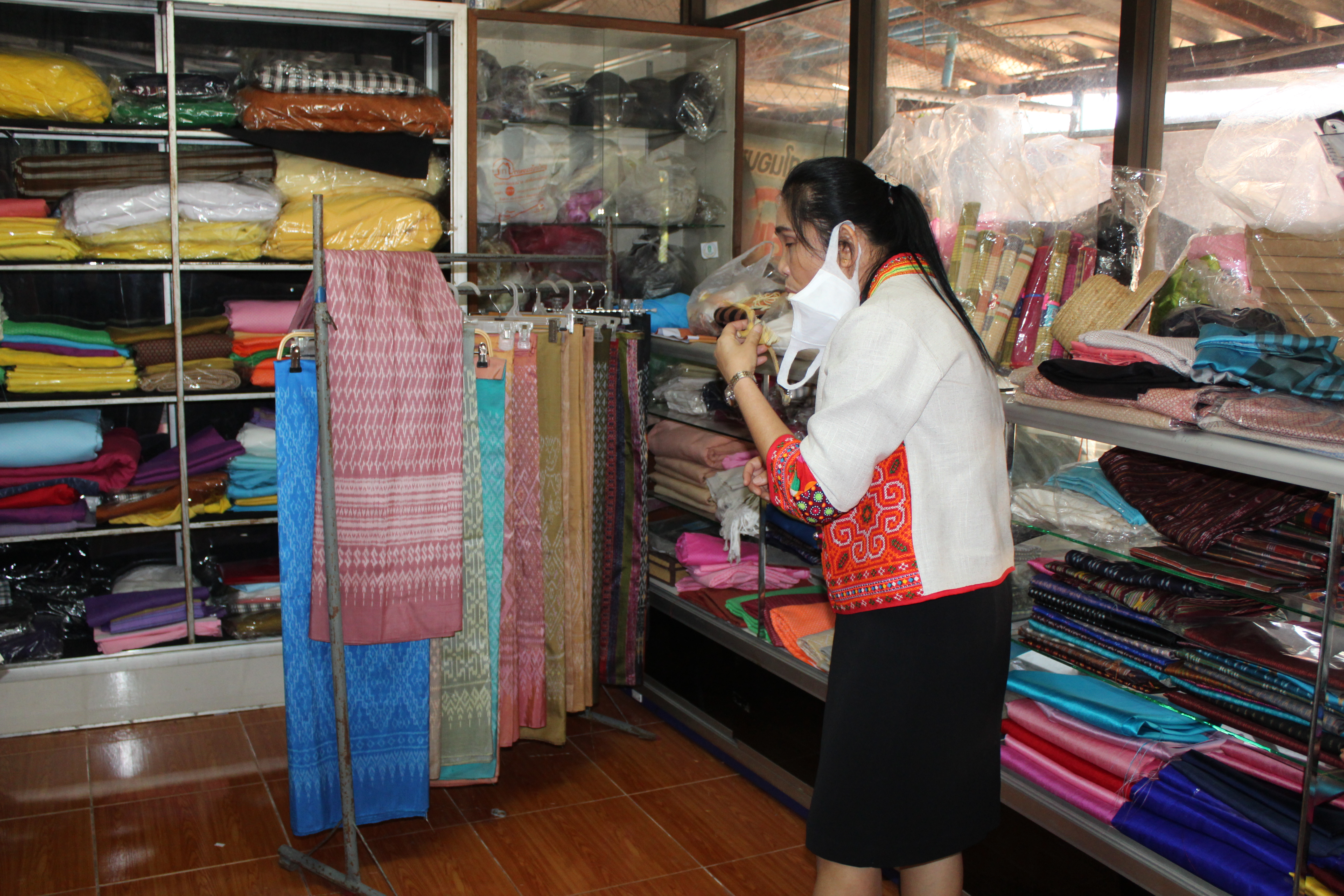 ผู้ตรวจราชการกรมการพัฒนาชุมชน ตรวจเยี่ยมการทอผ้า “ลายขอเจ้าฟ้าสิริวัณณวรีฯ” จังหวัดยโสธร