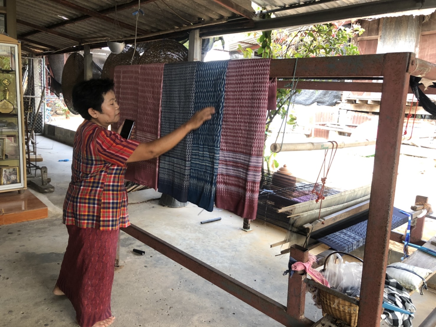 พช.ยโสธร จัดทำสื่อประชาสัมพันธ์ “ผ้ามัดหมี่ลายขอเจ้าฟ้าสิริวัณณวรีฯ”