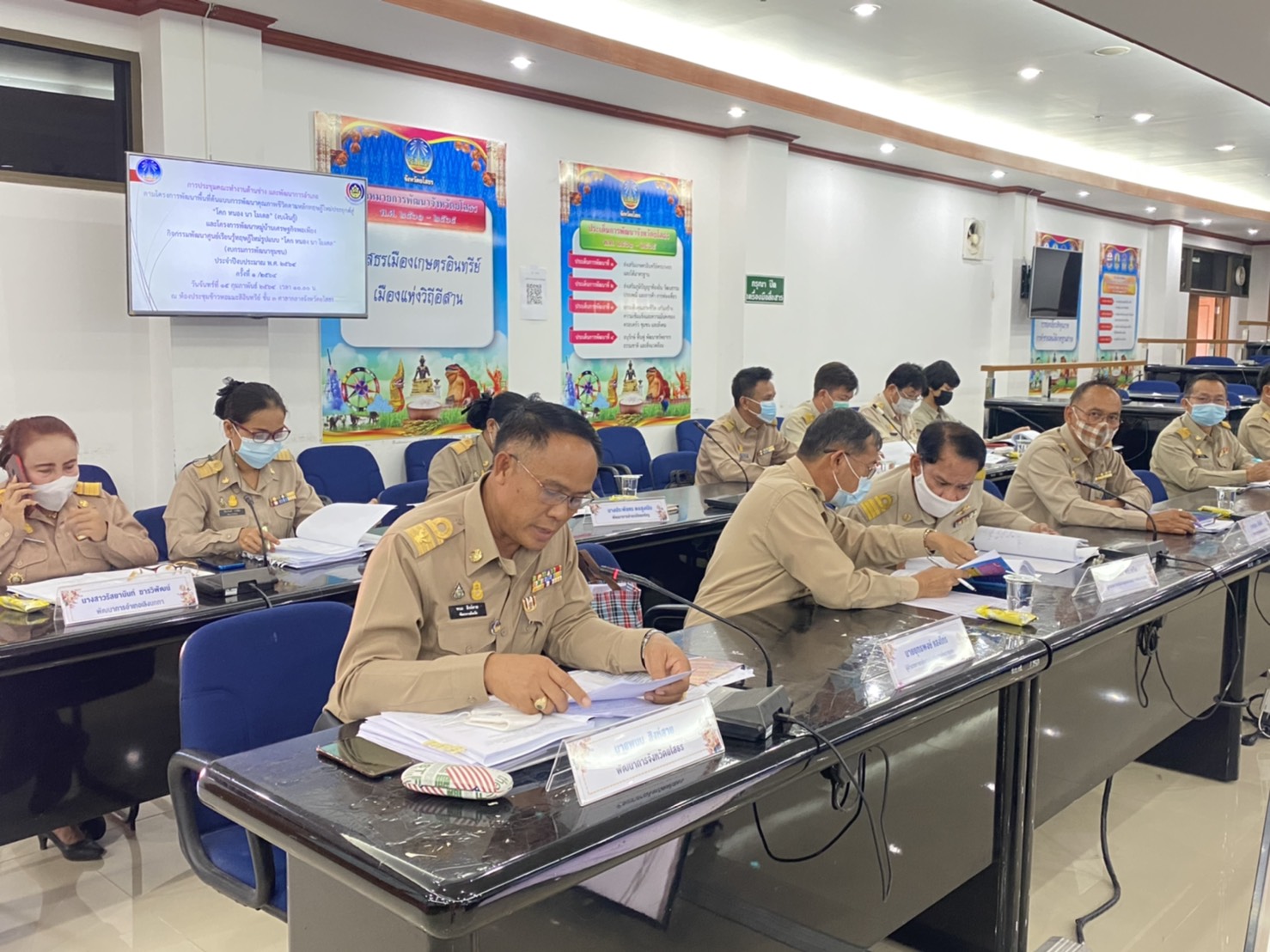 พช.ยโสธร ประชุมคณะทำงานด้านช่างและพัฒนาการอำเภอ  ตามโครงการพัฒนาพื้นที่ต้นแบบการพัฒนาคุณภาพชีวิตตามหลักทฤษฎีใหม่ประยุกต์สู่ “ โคกหนองนาโมเดล”  (งบเงินกู้) และโครงการพัฒนาหมู่บ้านเศรษฐกิจพอเพียง กิจกรรมพัฒนาศูนย์เรียนรู้ทฤษฎีใหม่รูปแบบ “โคกหนองนาโมเดล” (งบกรมการพัฒนาชุมชน) ประจำปีงบประมาณ พ.ศ. 2564 ครั้งที่ 1/2564