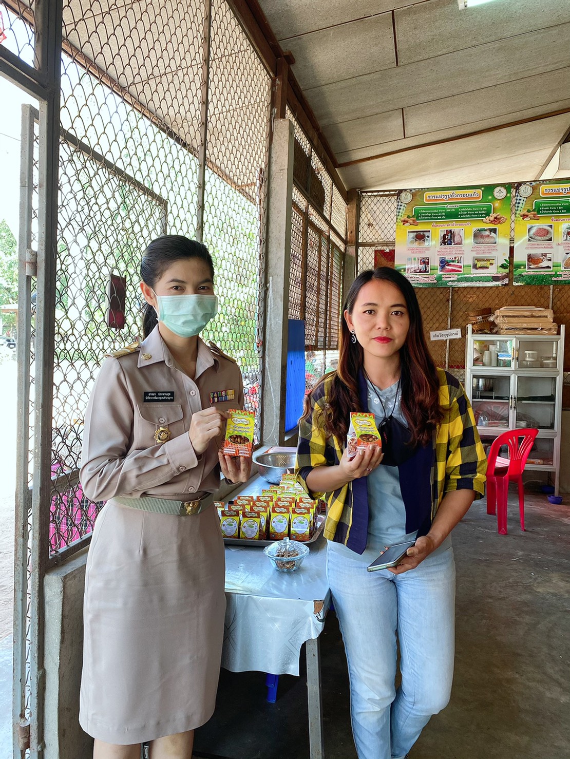 พช.ยโสธร ร่วมถ่ายทำรายการ NBT วิถีไทย เพื่อประชาสัมพันธ์ OTOP กลุ่มแม่บ้านเกษตรกรบ้านนาเวียง กลุ่มแปรรูปถั่วลิสง