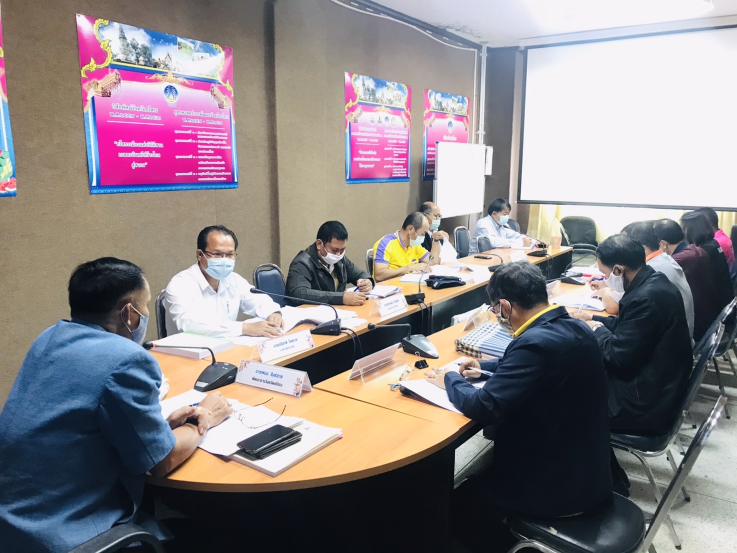 พช.ยโสธร  ประชุมคณะกรรมการกำหนดราคากลางงานก่อสร้างชลประทาน   โครงการพัฒนาพื้นที่ต้นแบบการพัฒนาคุณภาพชีวิตตามหลักทฤษฎีใหม่ประยุกต์สู่  “โคก หนอง นา โมเดล” และโครงการพัฒนาหมู่บ้าน เศรษฐกิจพอเพียง   กิจกรรม การพัฒนาศูนย์เรียนรู้ทฤษฎีใหม่รูปแบบ “โคก หนอง นา โมเดล”