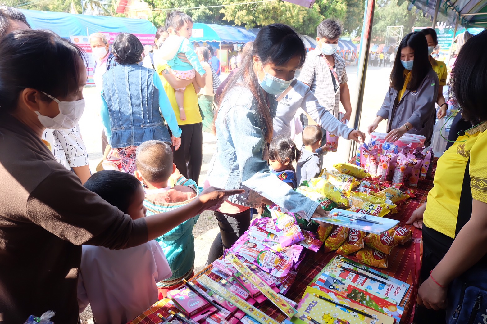 พช.ยโสธร ร่วมกิจกรรมหน่วยแพทย์อาสาสมเด็จพระศรีนครินทราบรมราชชนนี (พอ.สว.)                           ร่วมกับ โครงการจังหวัดเคลื่อนที่ “เพิ่มรอยยิ้ม เติมความสุข ให้คนยโสธร” ครั้งที่ 5 ประจำปีงบประมาณ พ.ศ. 2564 จังหวัดยโสธร