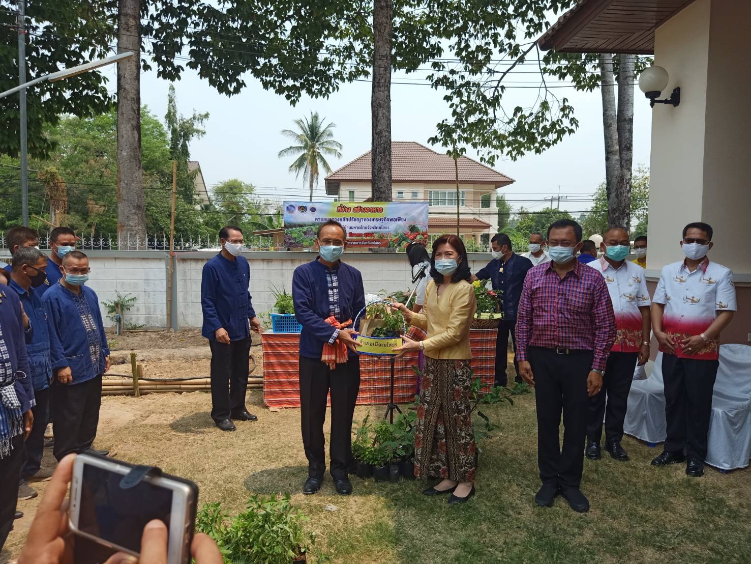 พ่อเมืองยโสธร พร้อมด้วยนายกเหล่ากาชาดจังหวัดยโสธร นำทีม พช.ยโสธร ปฏิบัติการ 90 วัน “ปลูกผักสวนครัวเพื่อสร้างความมั่นคงทางอาหาร” รอบ 2 ณ จวนผู้ว่าราชการจังหวัดยโสธร