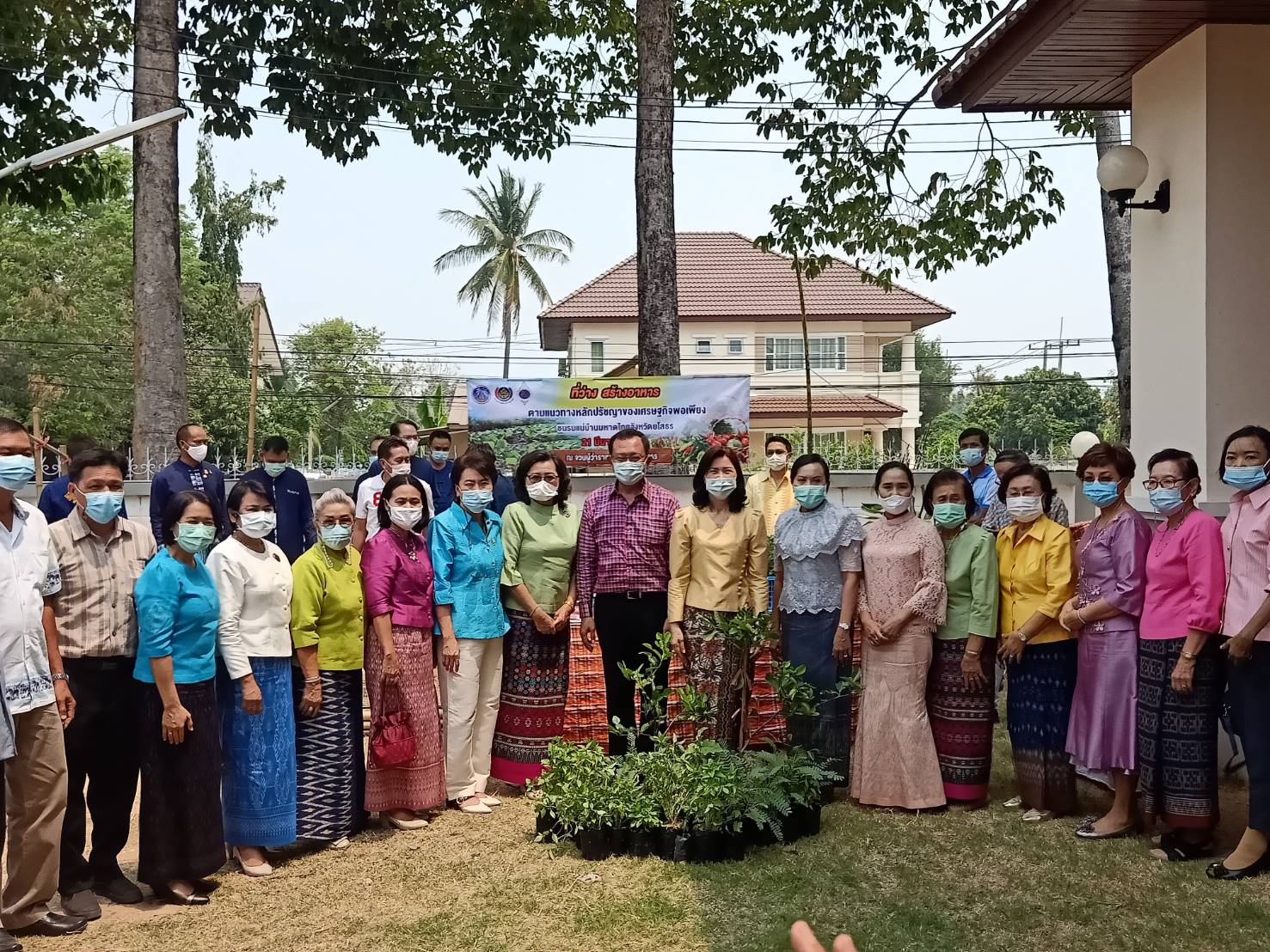 พ่อเมืองยโสธร พร้อมด้วยนายกเหล่ากาชาดจังหวัดยโสธร นำทีม พช.ยโสธร ปฏิบัติการ 90 วัน “ปลูกผักสวนครัวเพื่อสร้างความมั่นคงทางอาหาร” รอบ 2 ณ จวนผู้ว่าราชการจังหวัดยโสธร
