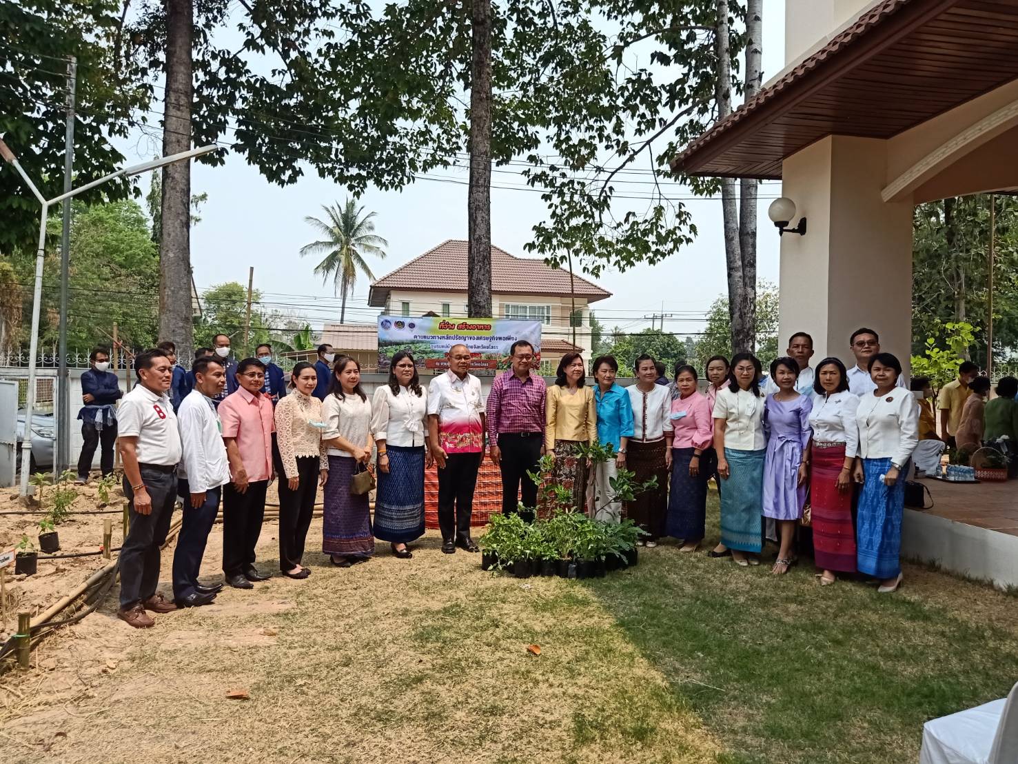 พ่อเมืองยโสธร พร้อมด้วยนายกเหล่ากาชาดจังหวัดยโสธร นำทีม พช.ยโสธร ปฏิบัติการ 90 วัน “ปลูกผักสวนครัวเพื่อสร้างความมั่นคงทางอาหาร” รอบ 2 ณ จวนผู้ว่าราชการจังหวัดยโสธร