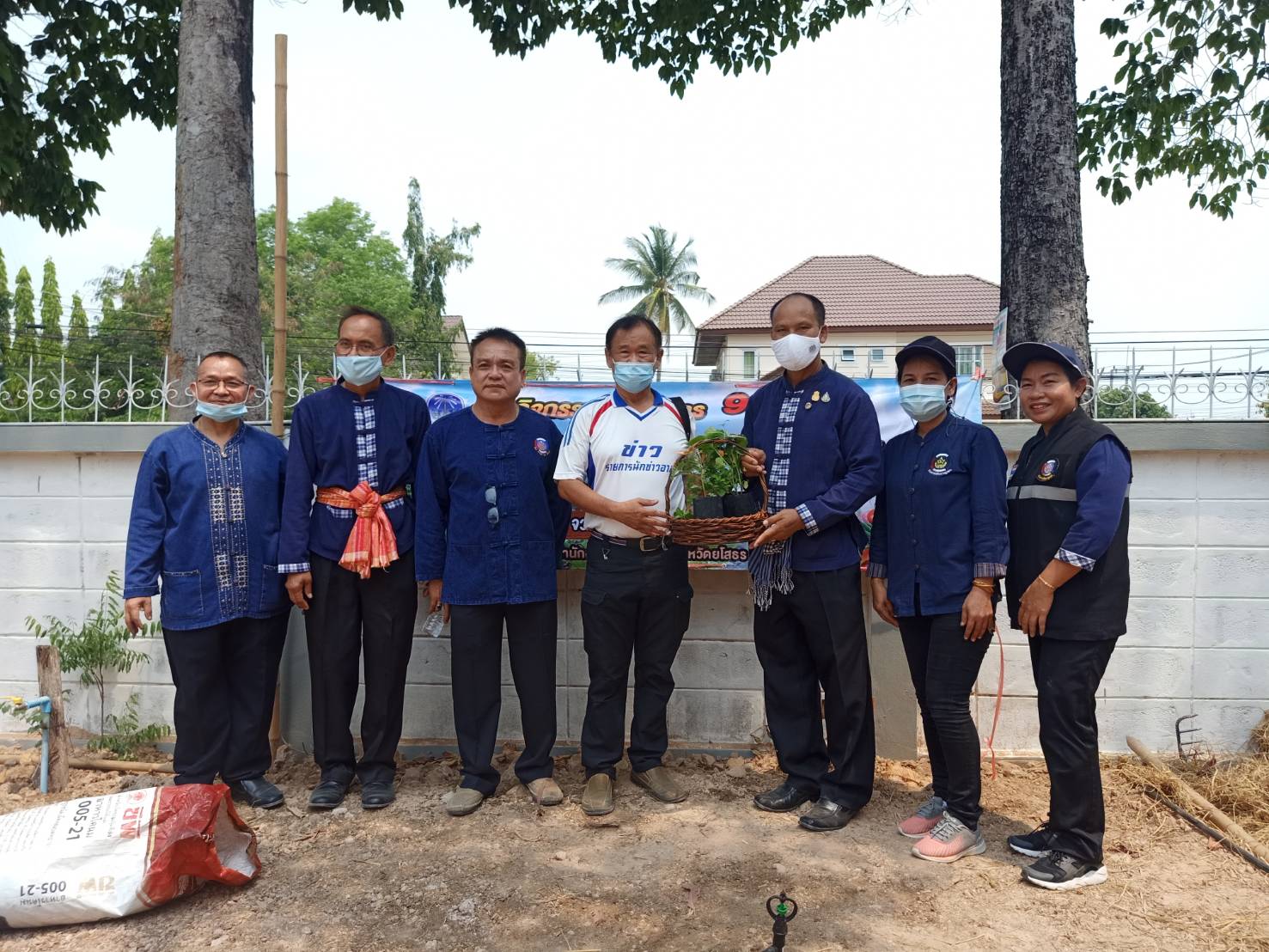 พ่อเมืองยโสธร พร้อมด้วยนายกเหล่ากาชาดจังหวัดยโสธร นำทีม พช.ยโสธร ปฏิบัติการ 90 วัน “ปลูกผักสวนครัวเพื่อสร้างความมั่นคงทางอาหาร” รอบ 2 ณ จวนผู้ว่าราชการจังหวัดยโสธร